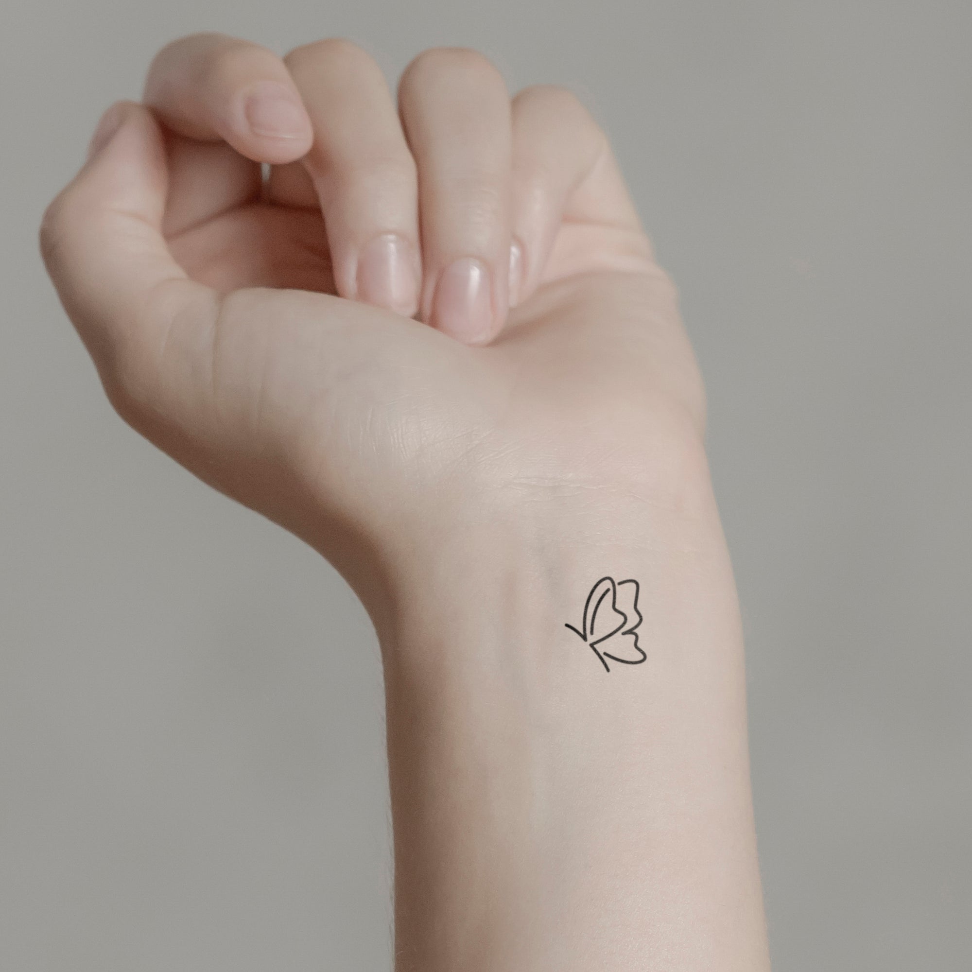 Zarter Schmetterling Tattoo von minink, der Marke für temporäre Tattoos.