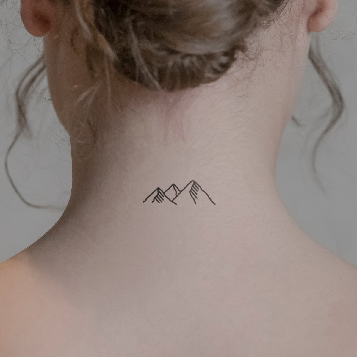 Berge mit Schnee Tattoo von minink, der Marke für temporäre Tattoos.