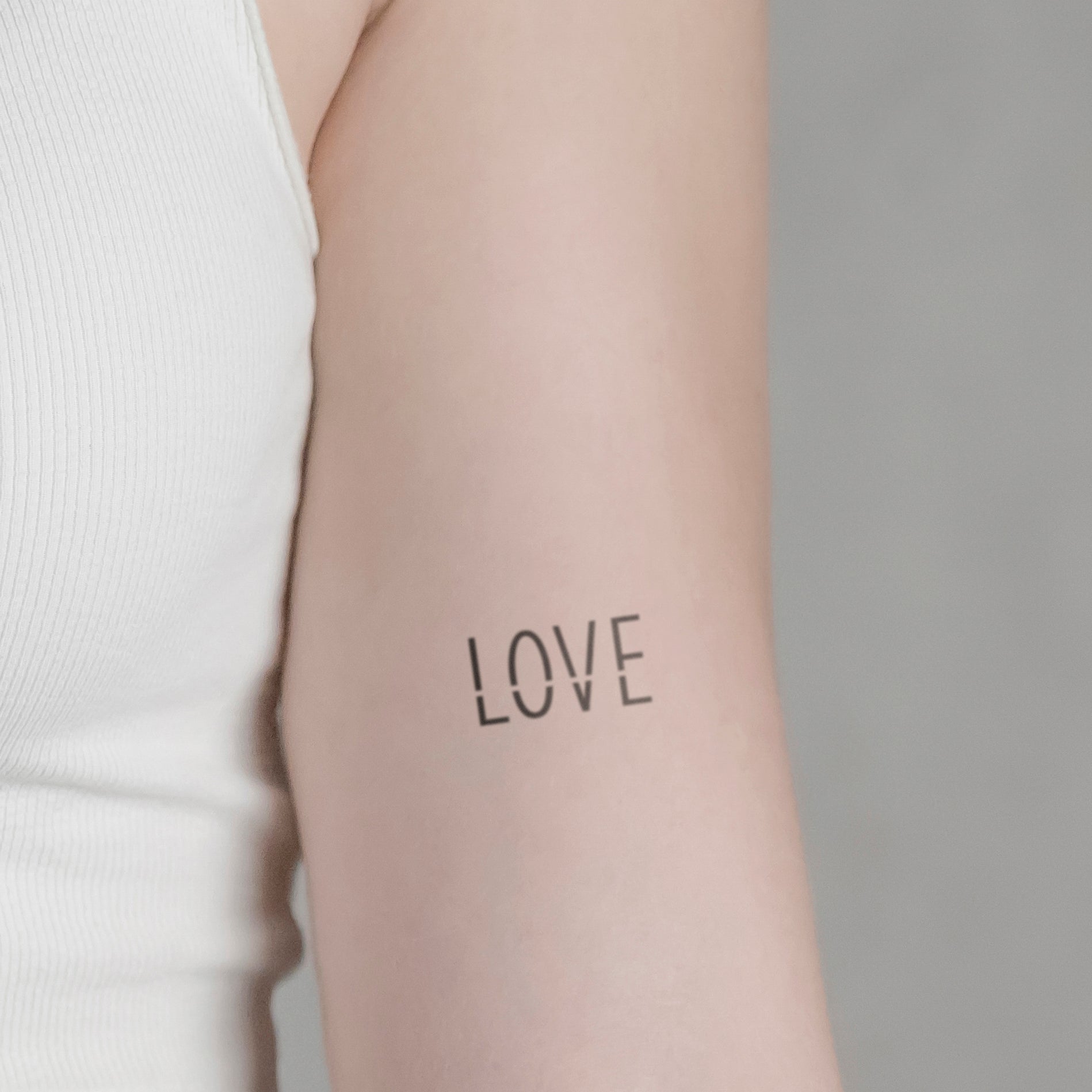 Schriftzug Tattoo LOVE von minink, der Marke für temporäre Tattoos.