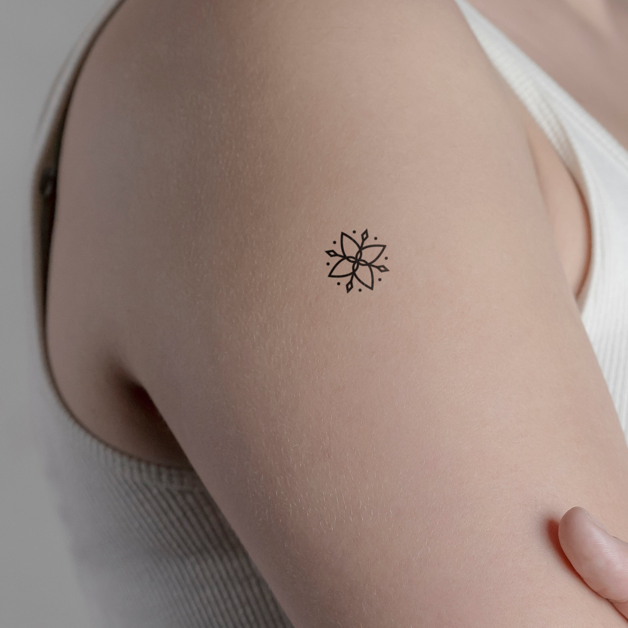 Mandala mit Punkten und Pfeilen Tattoo von minink, der Marke für temporäre Tattoos.