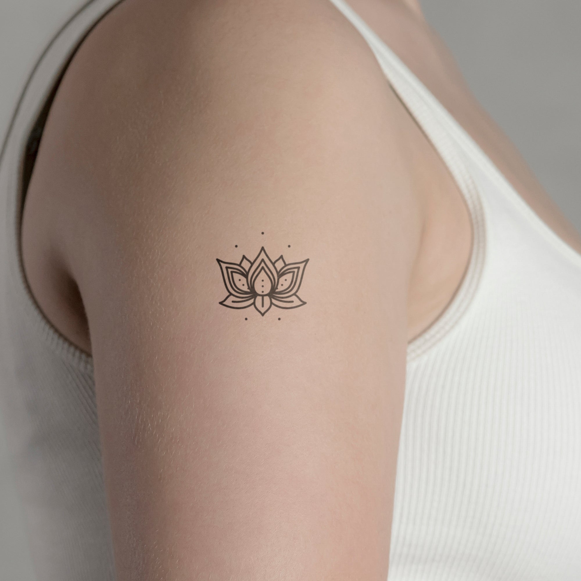 Mandala einer Lotusblume Tattoo von minink, der Marke für temporäre Tattoos.