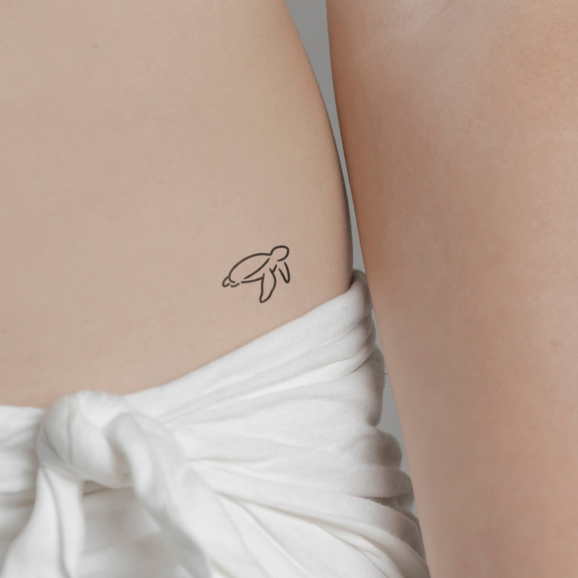 Kleine Schildkröte Tattoo von minink, der Marke für temporäre Tattoos.