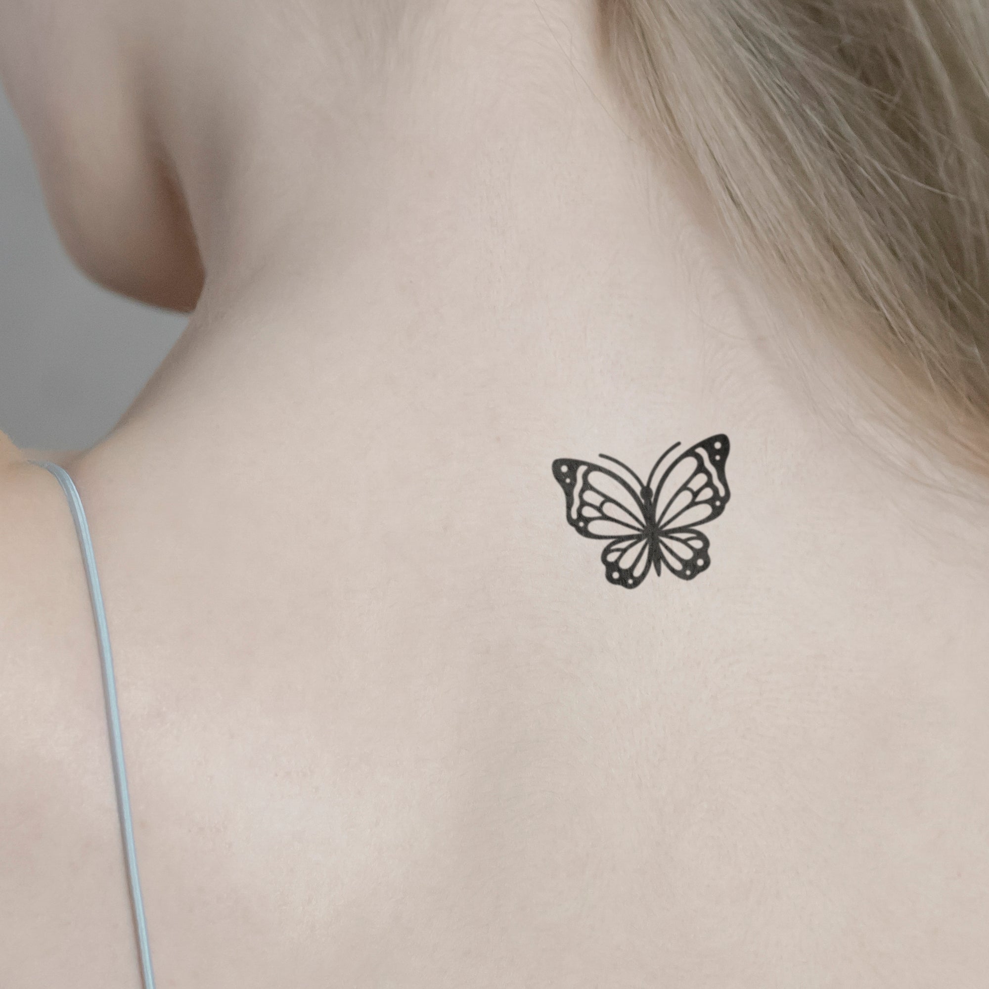 Schöner Schmetterling Tattoo von minink, der Marke für temporäre Tattoos.