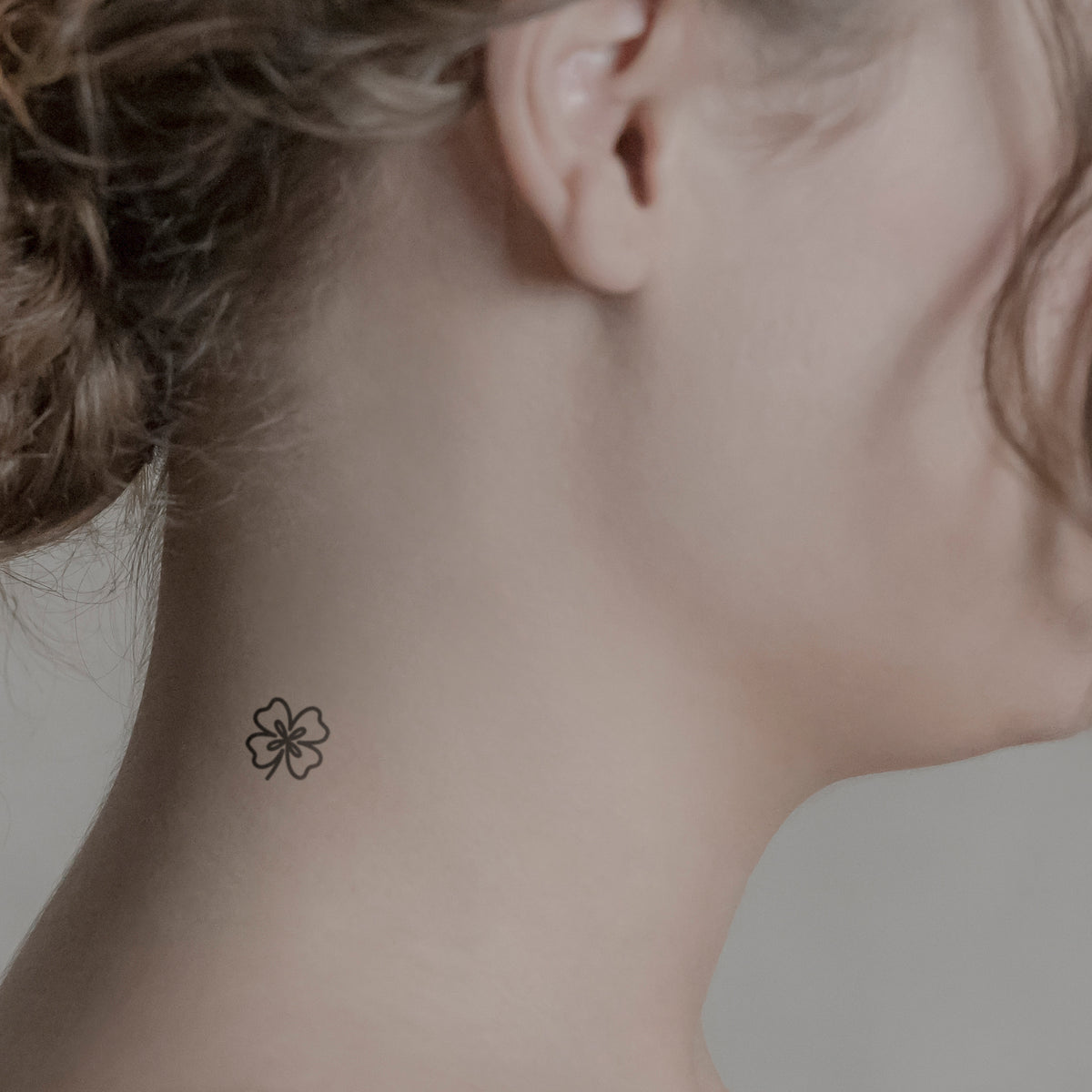 Kleines Kleeblatt Tattoo von minink, der Marke für temporäre Tattoos.