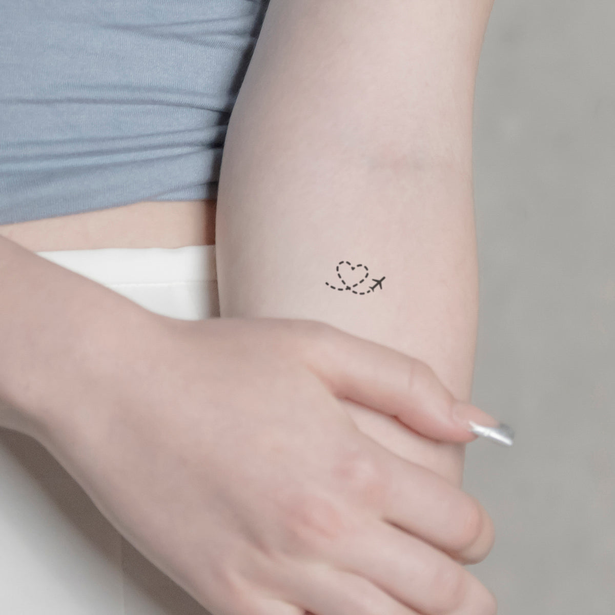 Herz mit Flugzeug Tattoo von minink, der Marke für temporäre Tattoos.