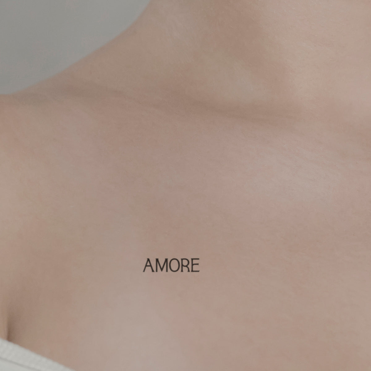 Schriftzug Tattoo AMORE von minink, der Marke für temporäre Tattoos.