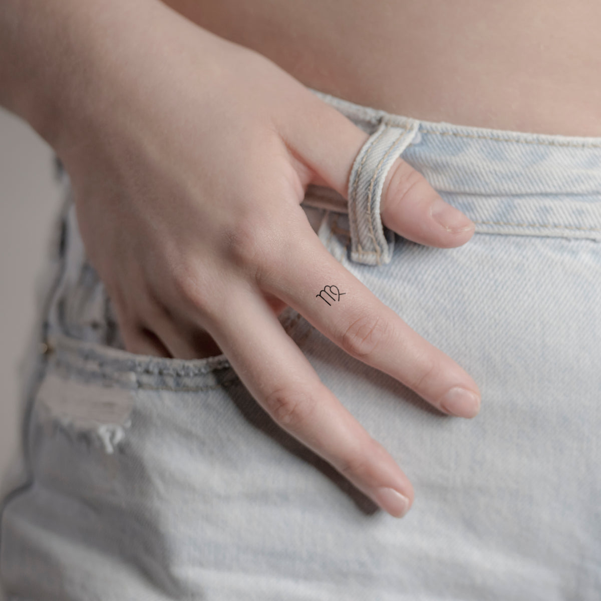 Sternzeichen Jungfrau Tattoo von minink, der Marke für temporäre Tattoos.