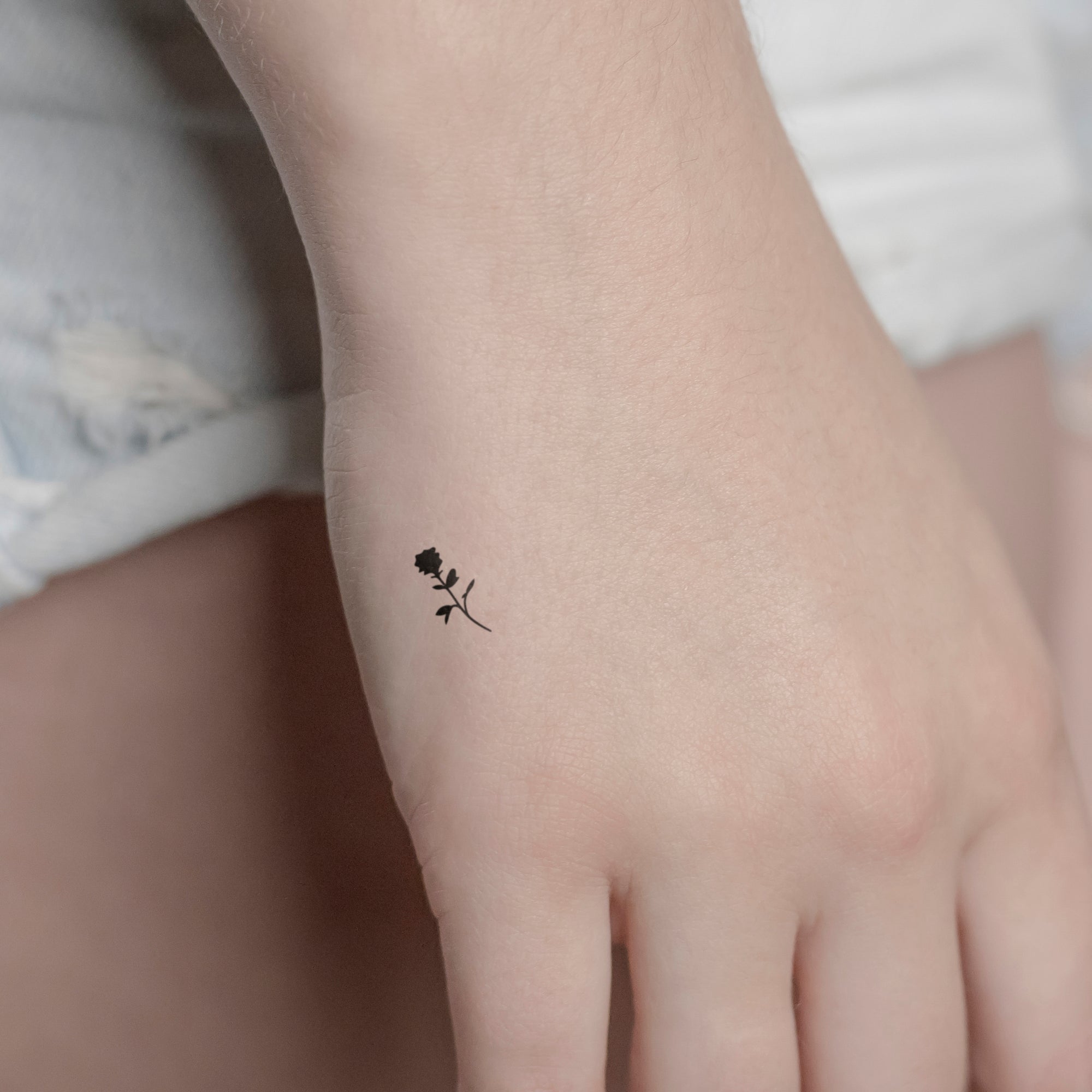 Liebesrose ausgefüllt Tattoo von minink, der Marke für temporäre Tattoos.