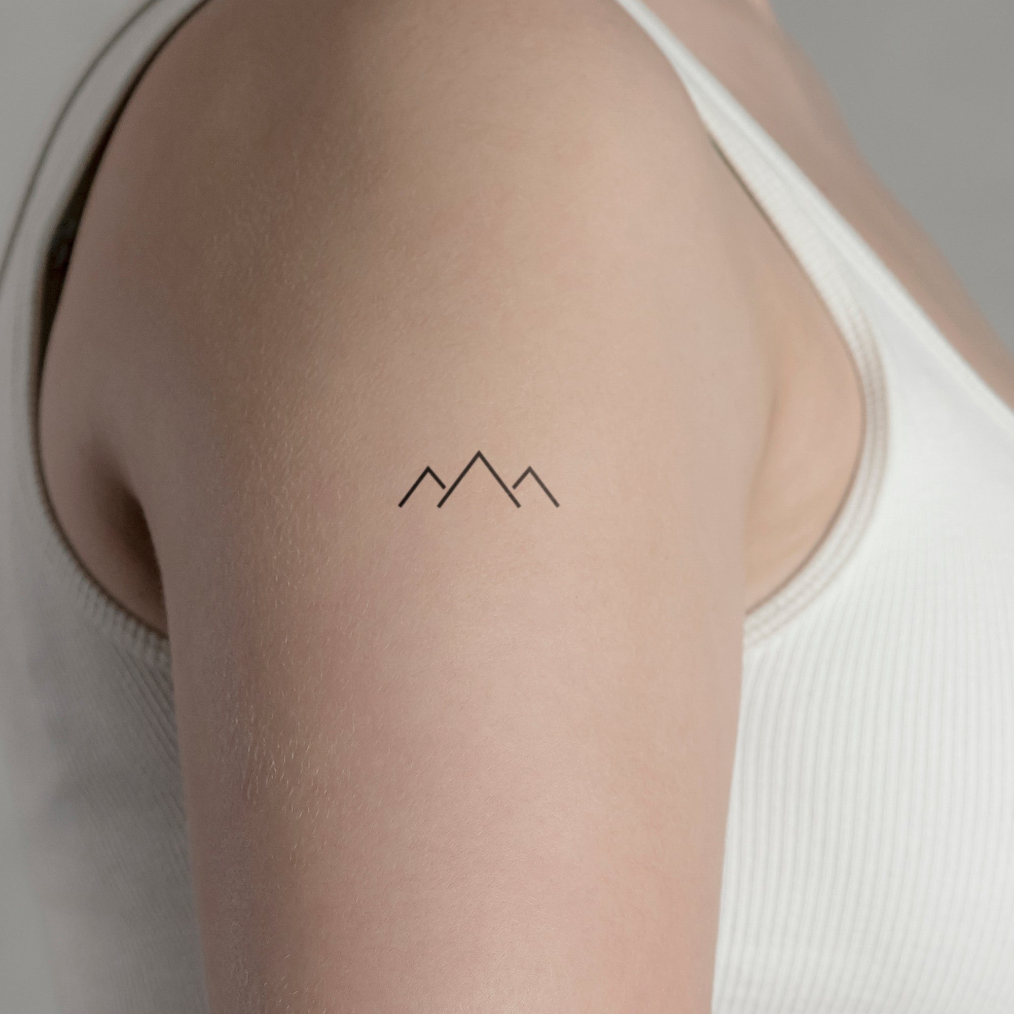 Kleine symmetrische Berge Tattoo von minink, der Marke für temporäre Tattoos.