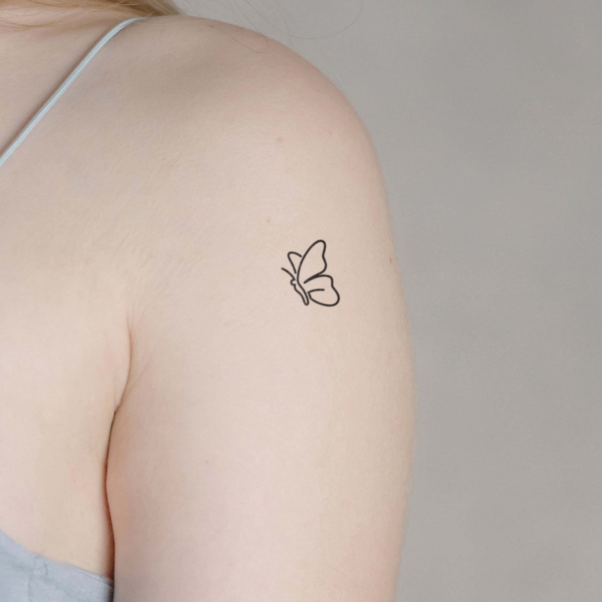 Abstrakter Schmetterling Tattoo von minink, der Marke für temporäre Tattoos.