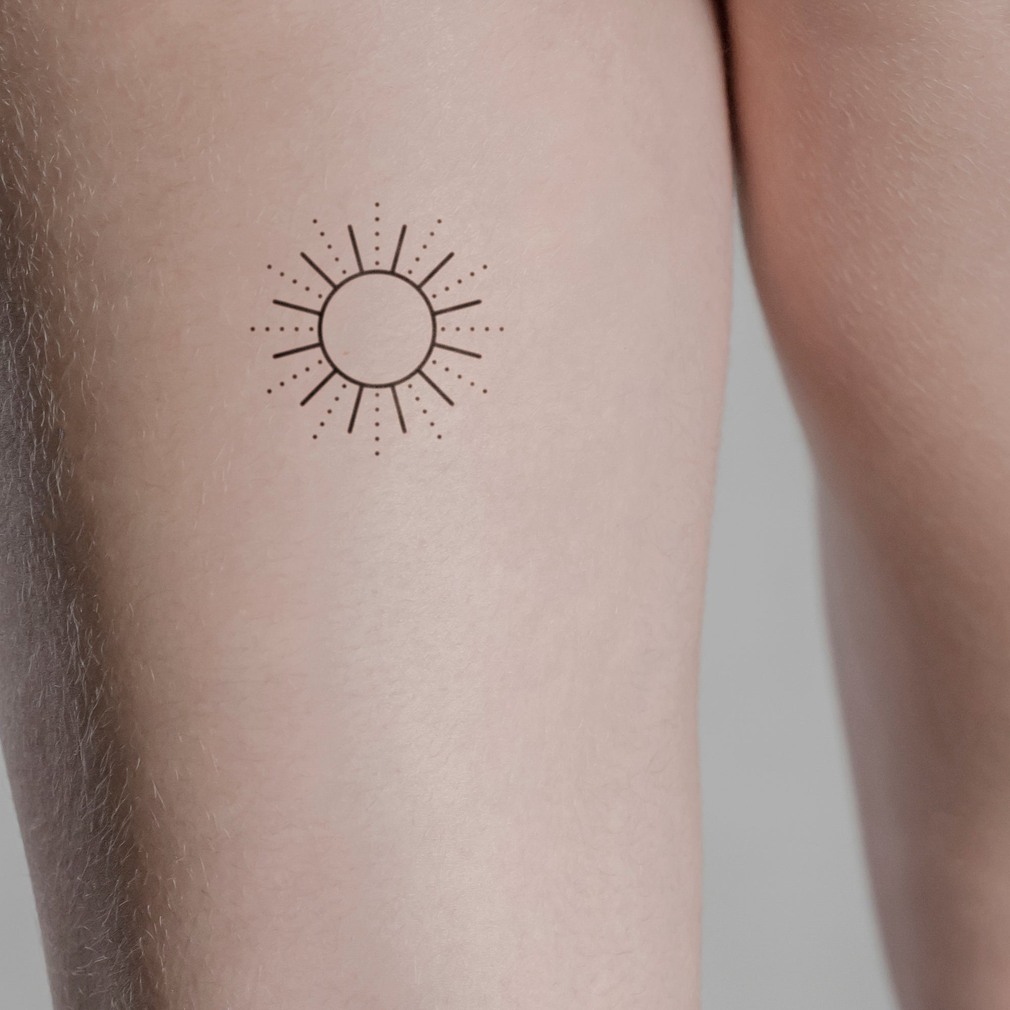 Strahlende Sonne Tattoo von minink, der Marke für temporäre Tattoos.