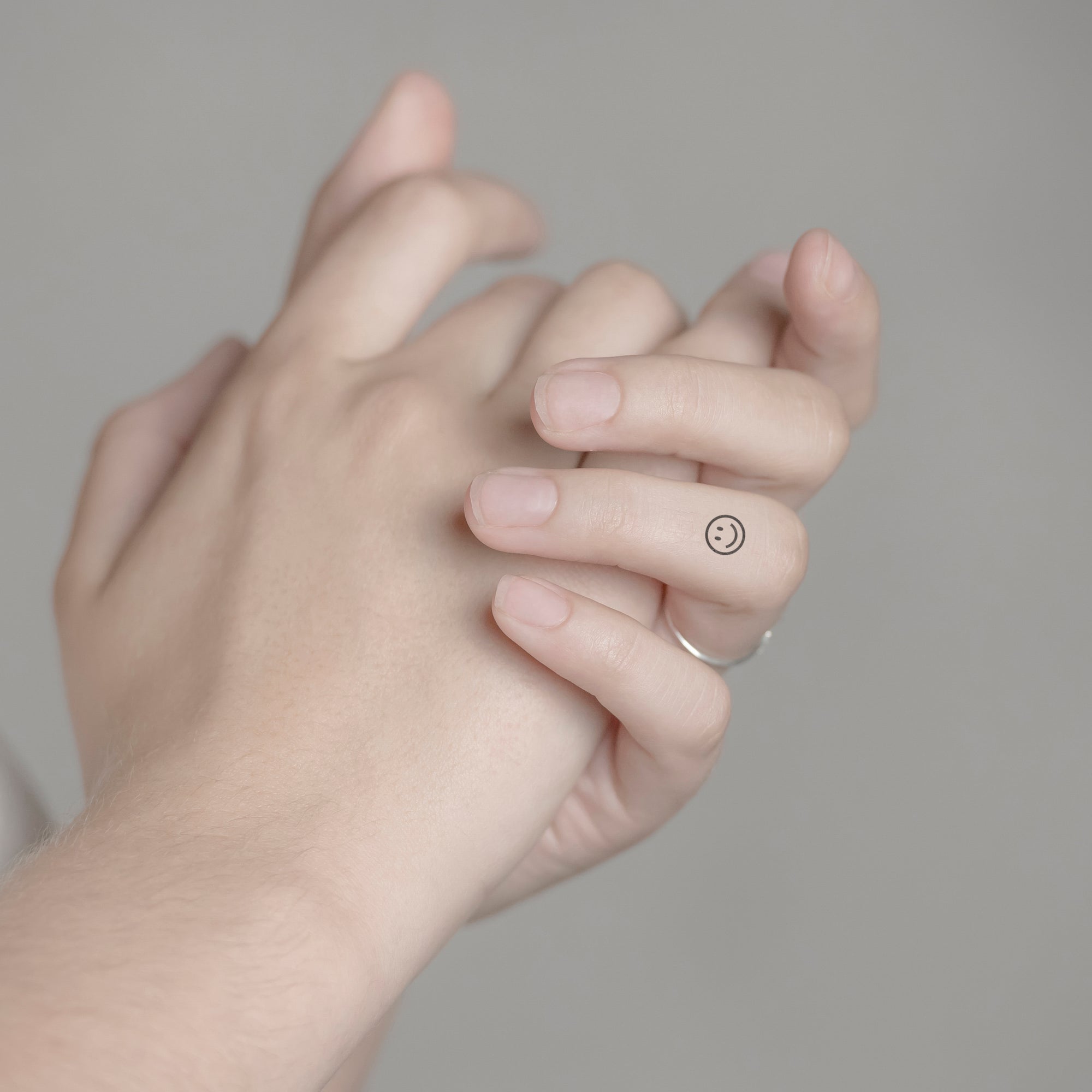 Smile Emoji Tattoo von minink, der Marke für temporäre Tattoos.