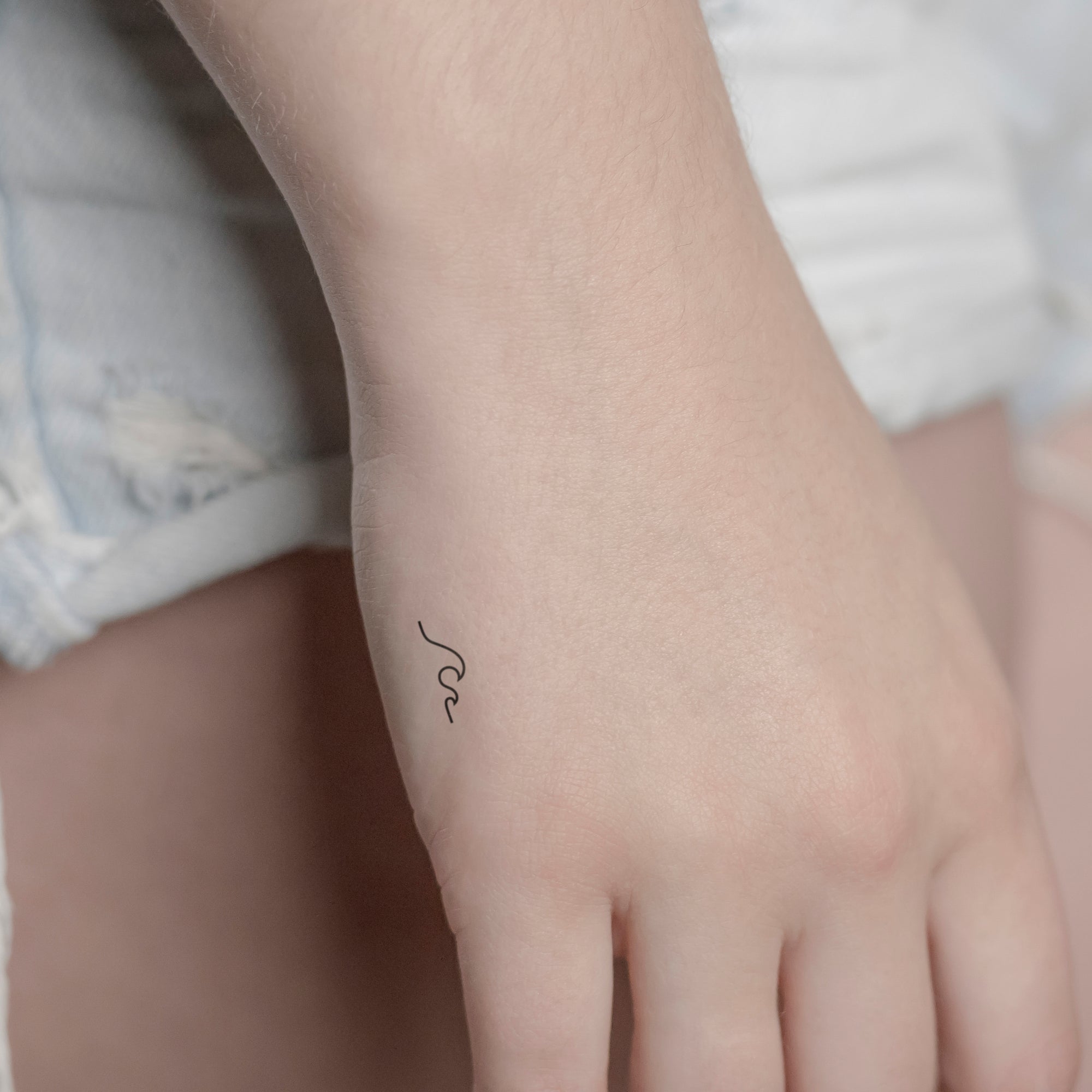 Kleine Welle Tattoo von minink, der Marke für temporäre Tattoos.