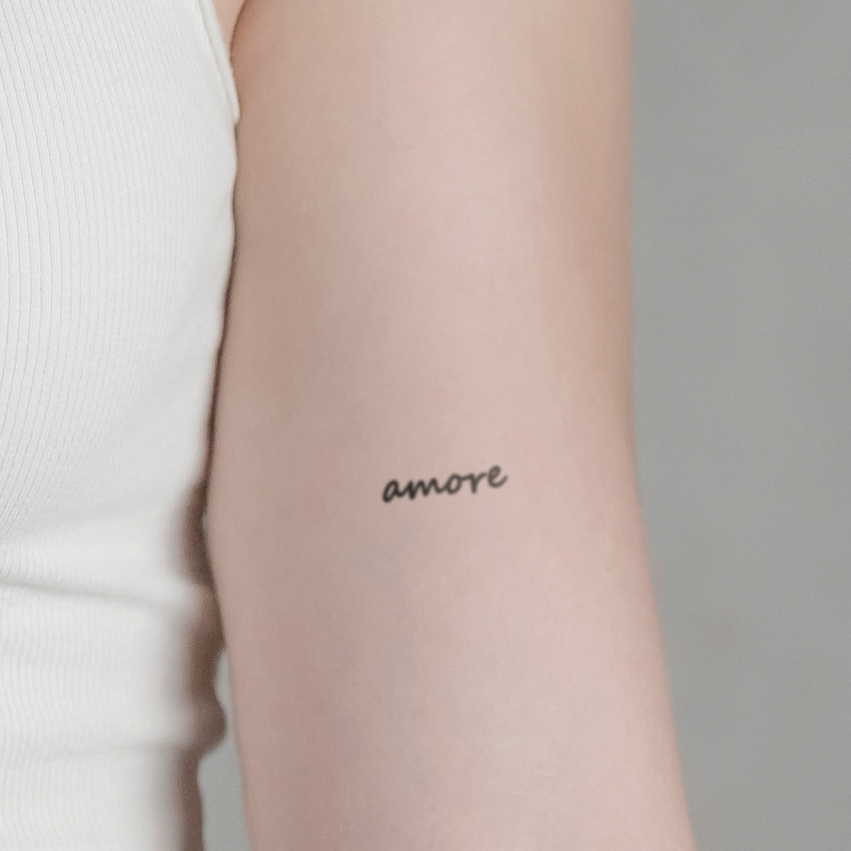 Schriftzug Tattoo Amore in Schreibschrift von minink, der Marke für temporäre Tattoos.