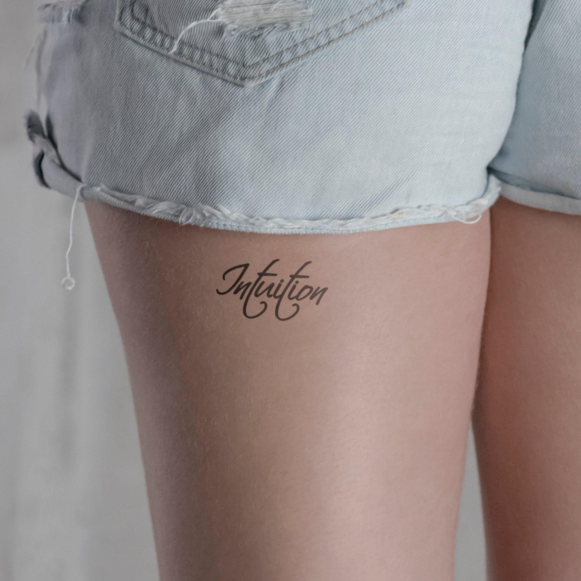 Schriftzug Tattoo Intuition von minink, der Marke für temporäre Tattoos.