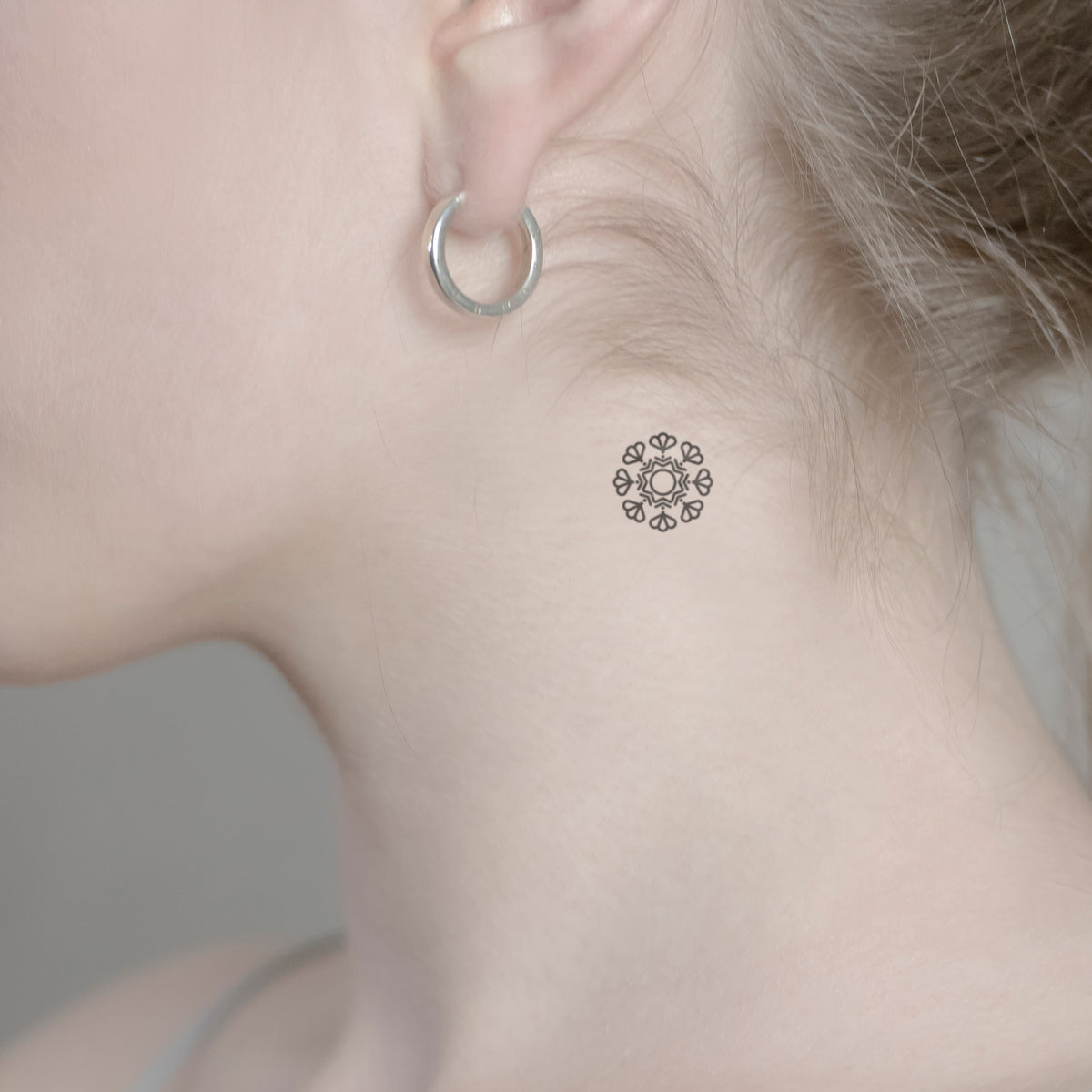 Mandala mit Blumen Tattoo von minink, der Marke für temporäre Tattoos.