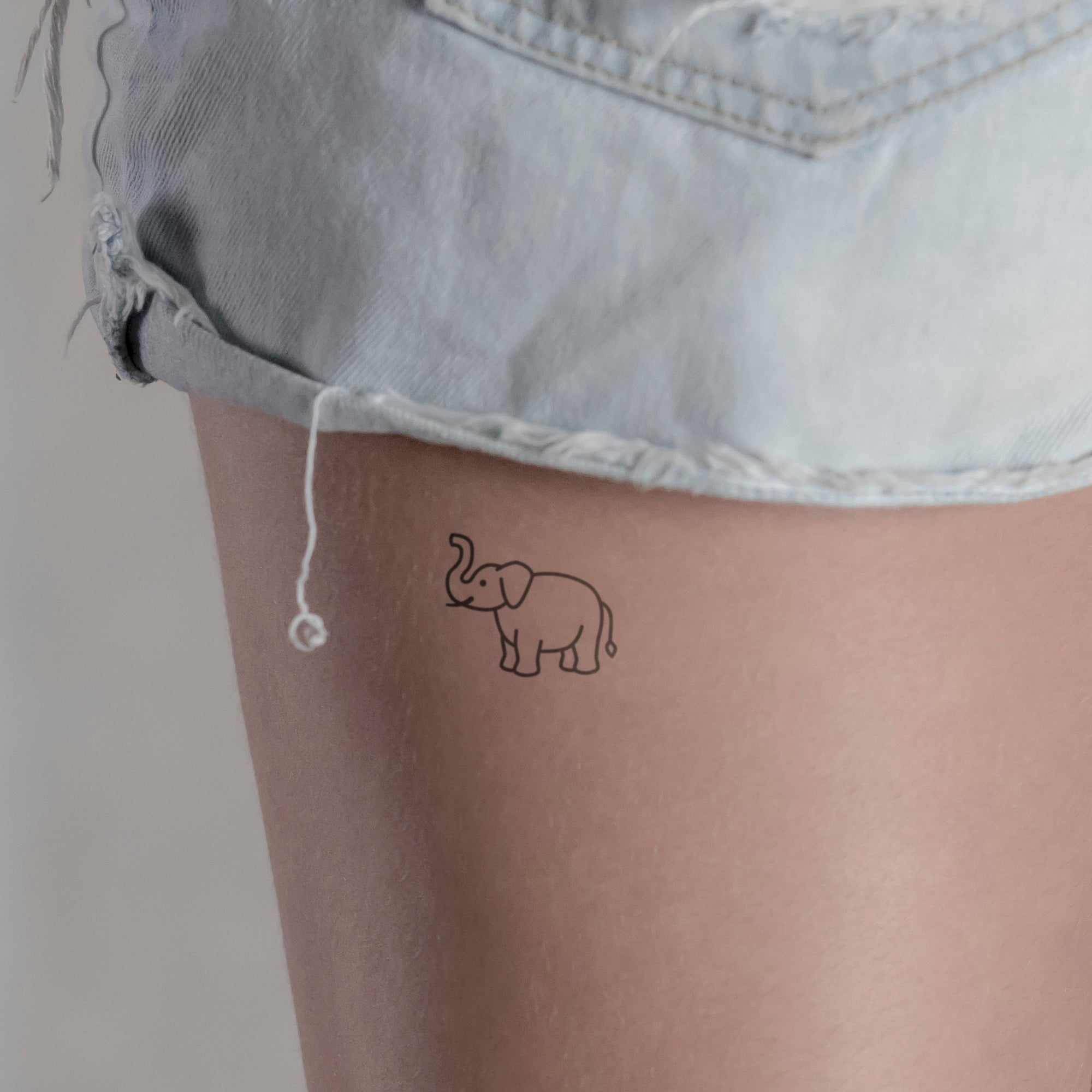 Freundlicher Elefant Tattoo von minink, der Marke für temporäre Tattoos.