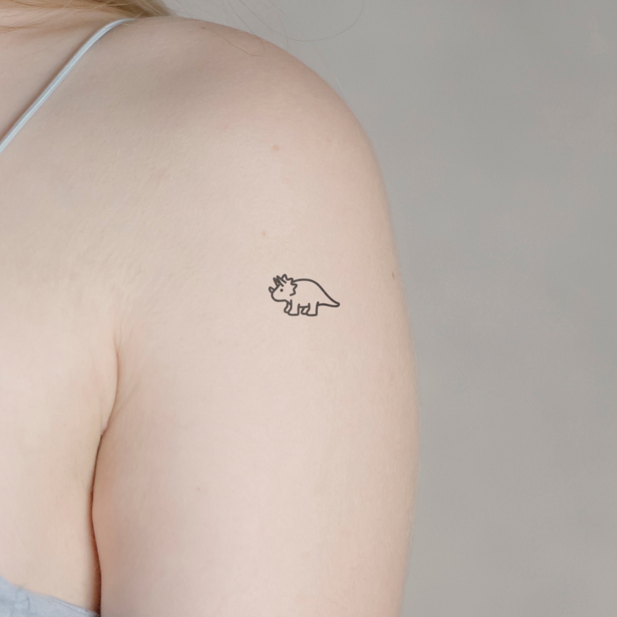 Kleiner Triceratops Tattoo von minink, der Marke für temporäre Tattoos.