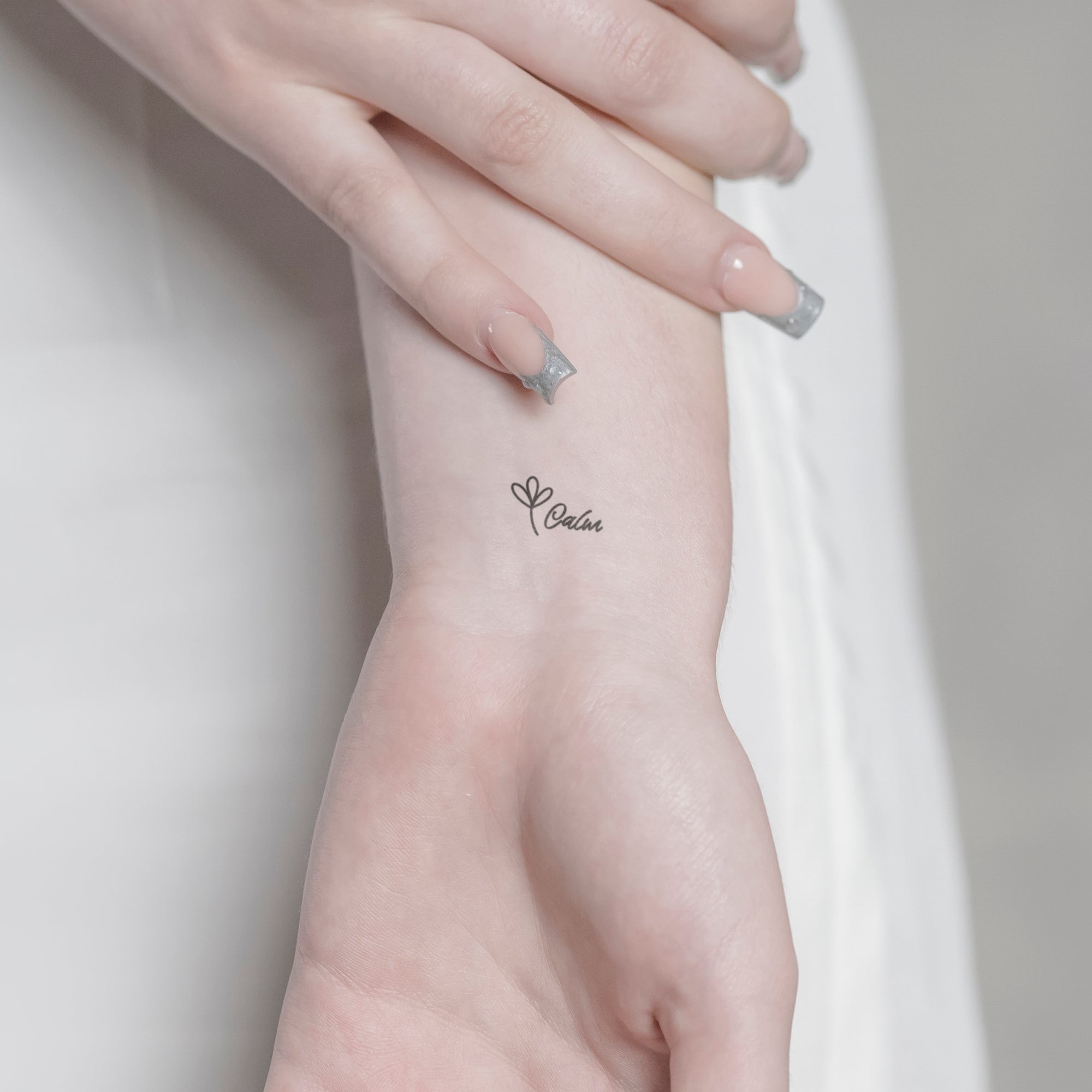 Schriftzug Tattoo Calm von minink, der Marke für temporäre Tattoos.