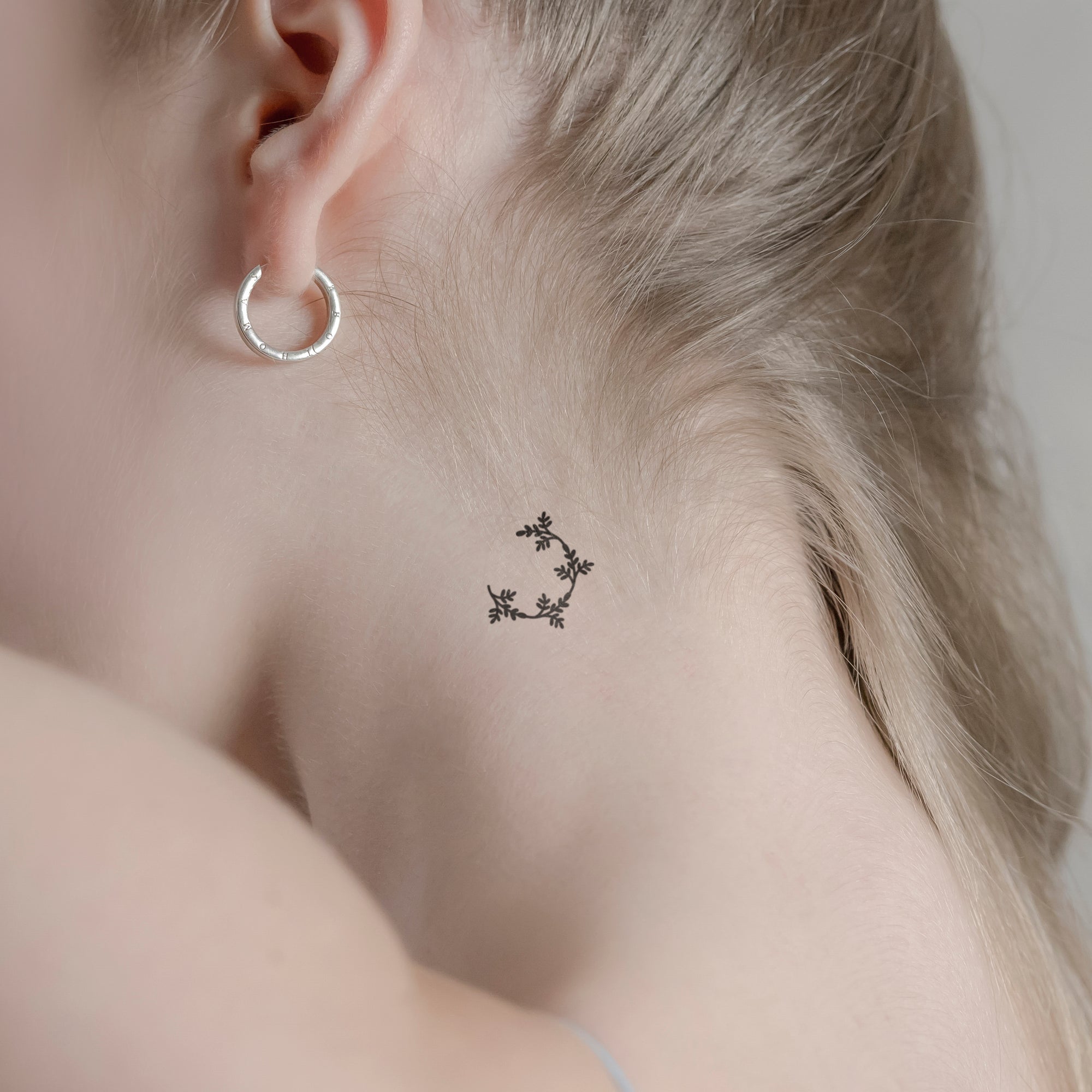 Dekorativer Blumenkreis Tattoo von minink, der Marke für temporäre Tattoos.