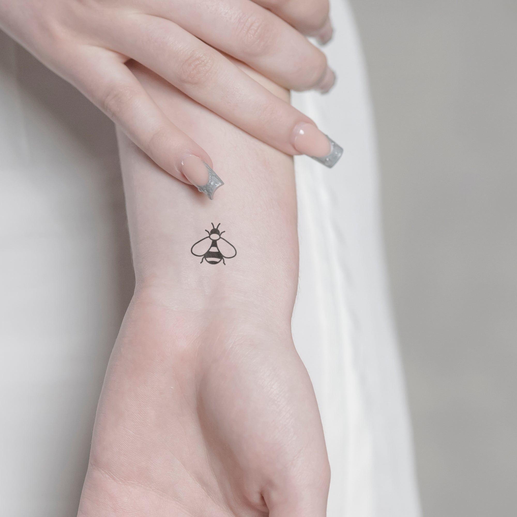 Dicke Biene Tattoo von minink, der Marke für temporäre Tattoos.