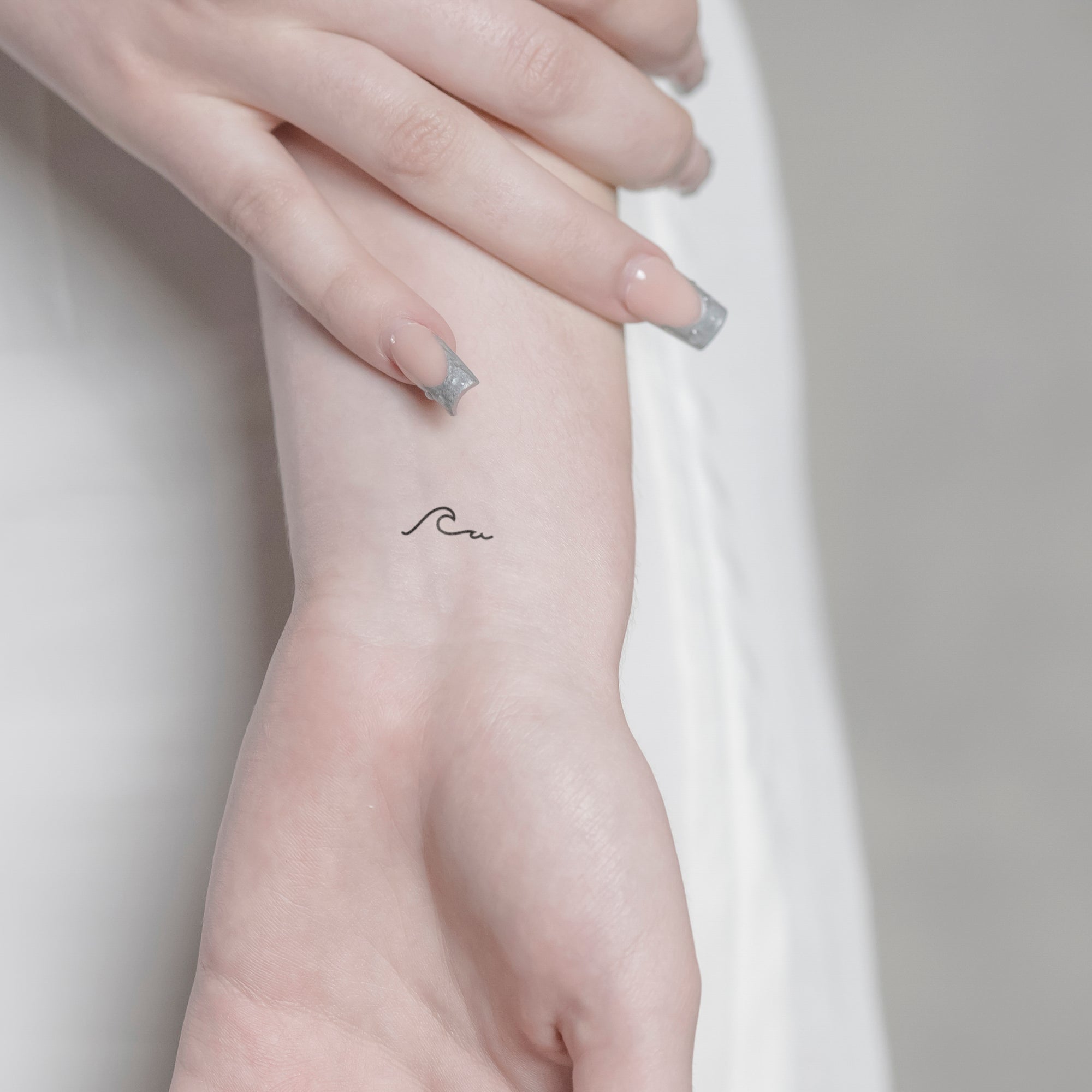 Stilistische Welle Tattoo von minink, der Marke für temporäre Tattoos.