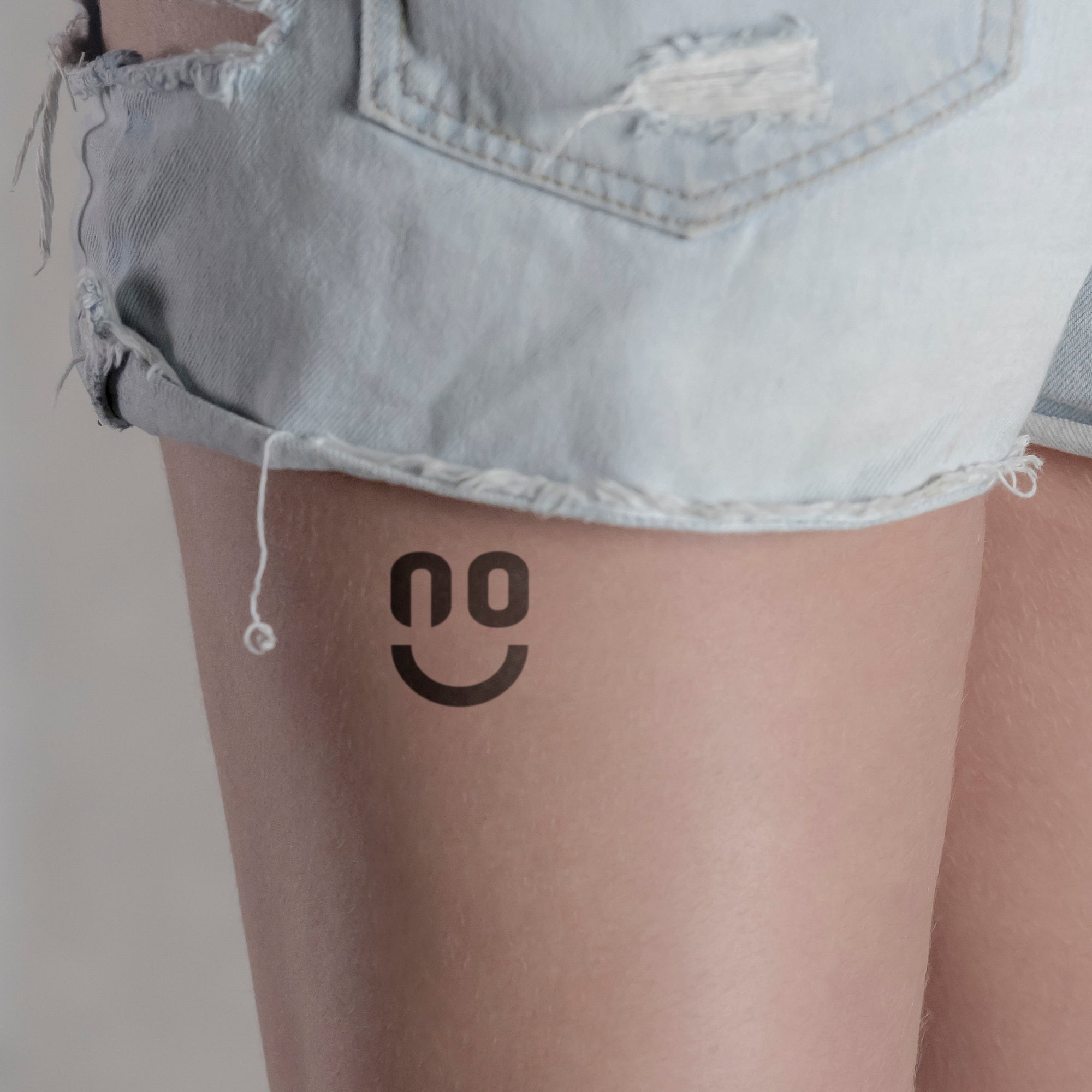 No Smiley Tattoo von minink, der Marke für temporäre Tattoos.
