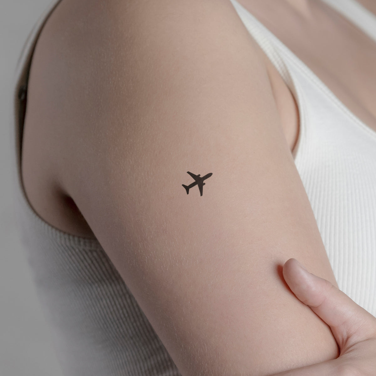 Flugzeug Tattoo von minink, der Marke für temporäre Tattoos.