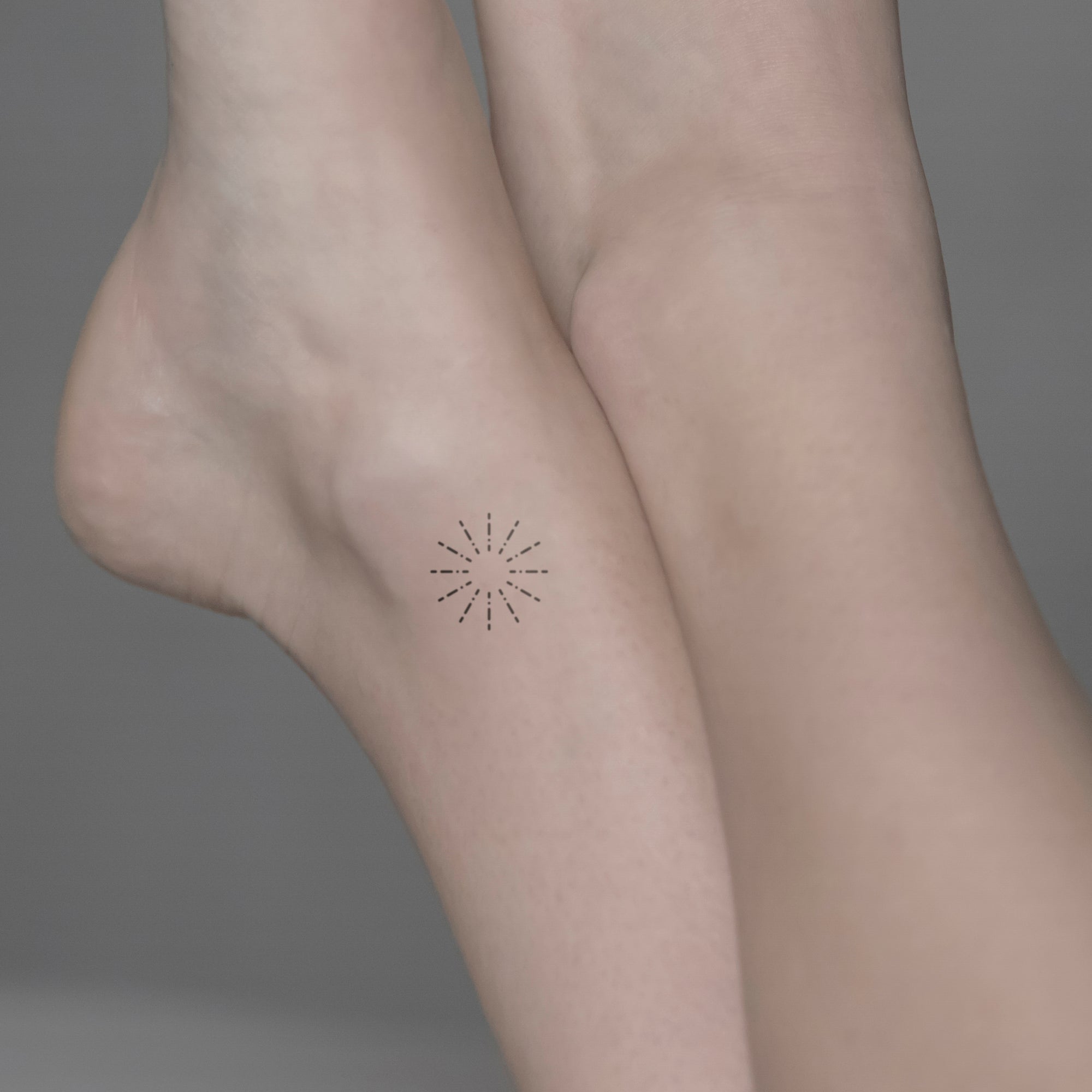 Abstrakte Sonne Tattoo von minink, der Marke für temporäre Tattoos.