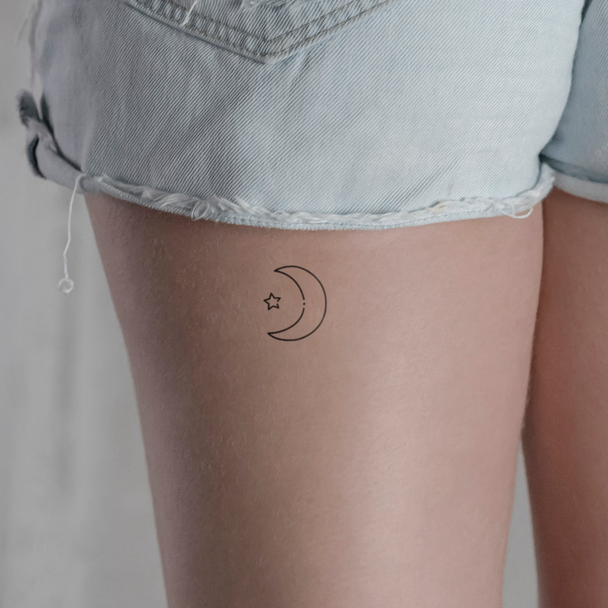 Mond und Stern Tattoo von minink, der Marke für temporäre Tattoos.