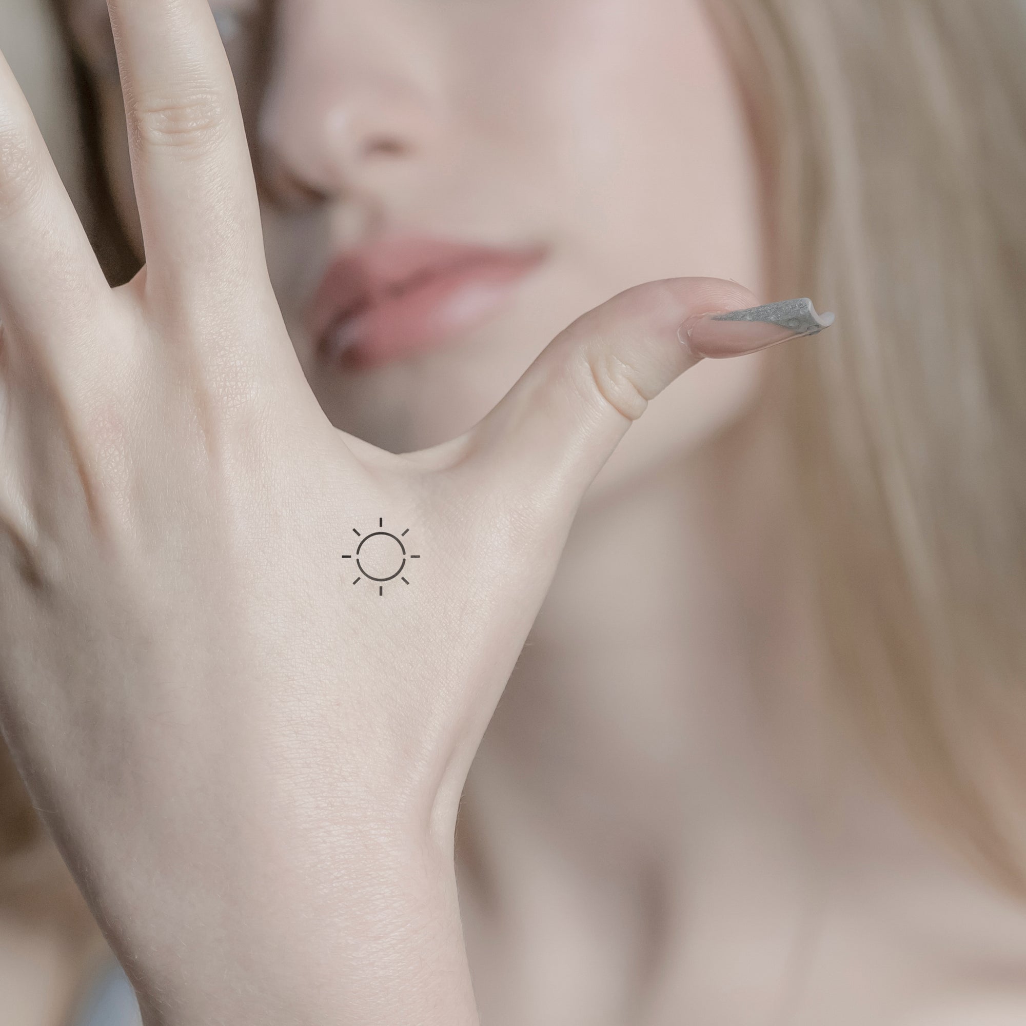 Runde Sonne Tattoo von minink, der Marke für temporäre Tattoos.