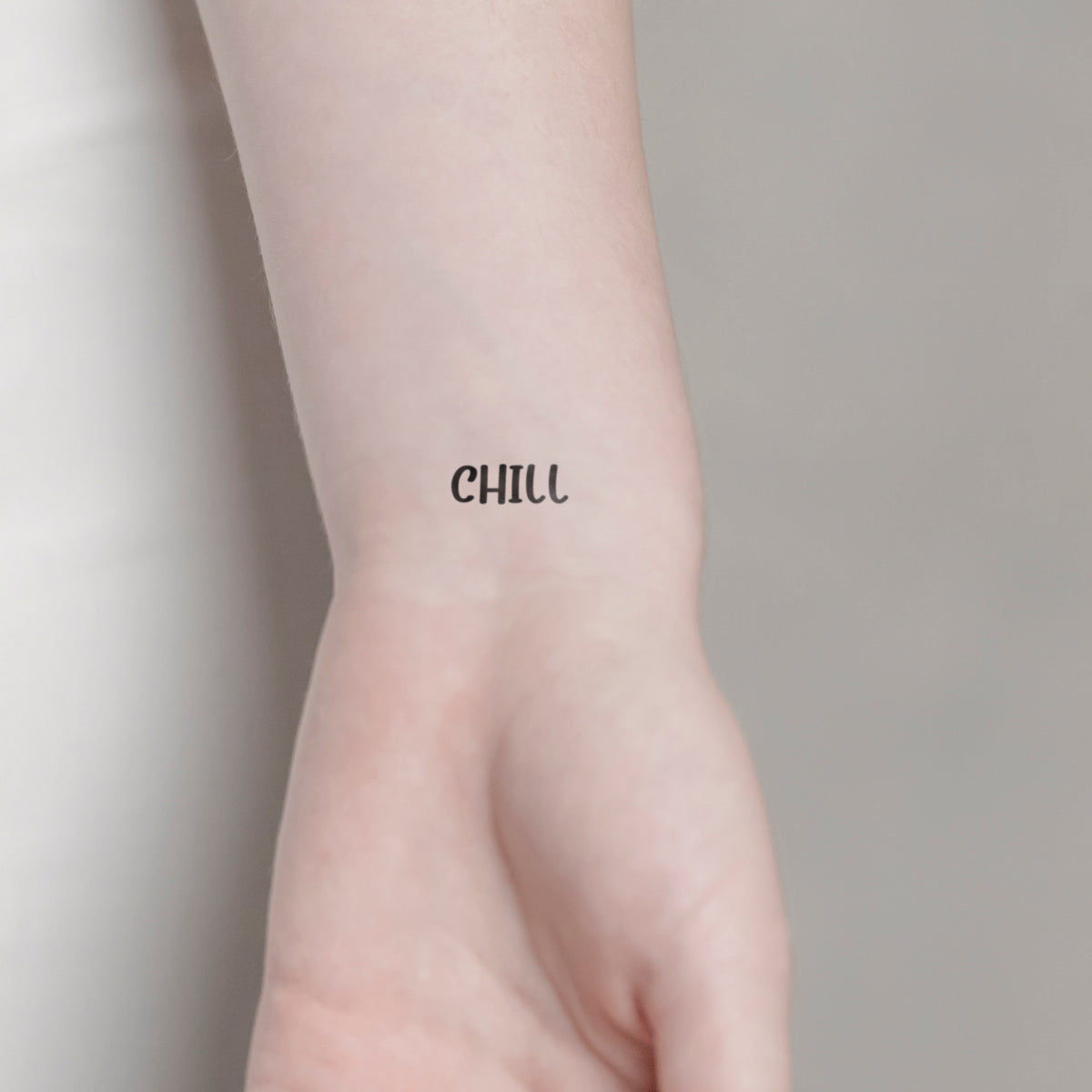 Schriftzug Tattoo CHILL von minink, der Marke für temporäre Tattoos.