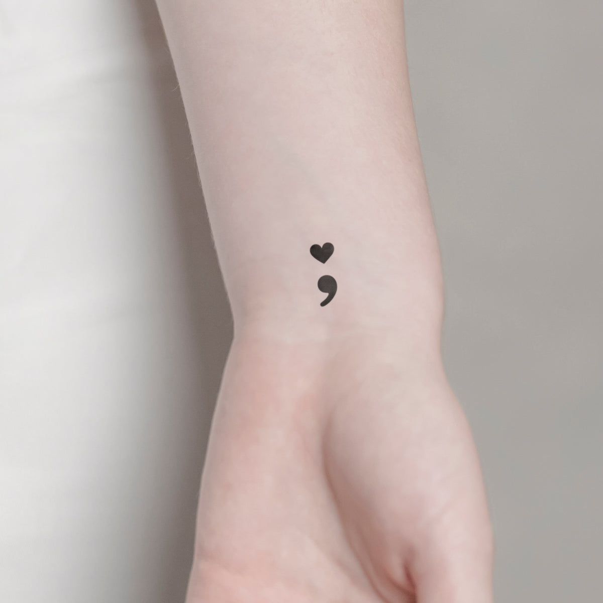 Semikolon Herz Tattoo von minink, der Marke für temporäre Tattoos.