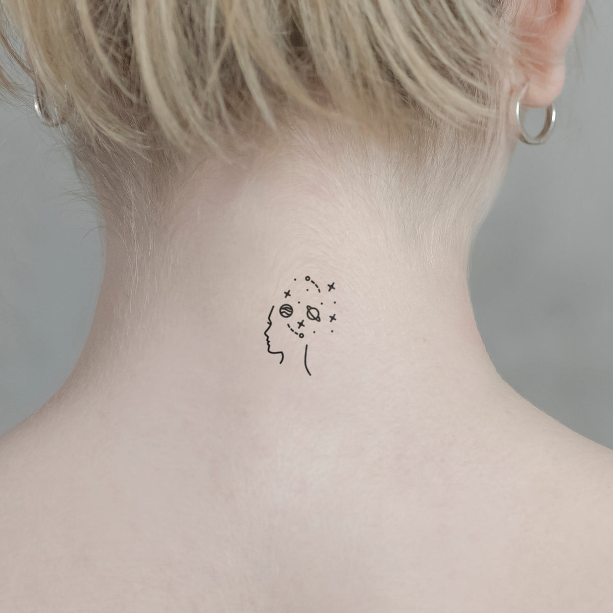 Astro Gesicht Tattoo von minink, der Marke für temporäre Tattoos.