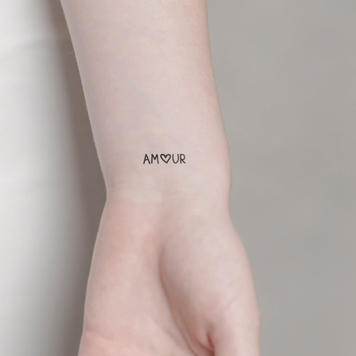 Schriftzug Tattoo AMOUR von minink, der Marke für temporäre Tattoos.