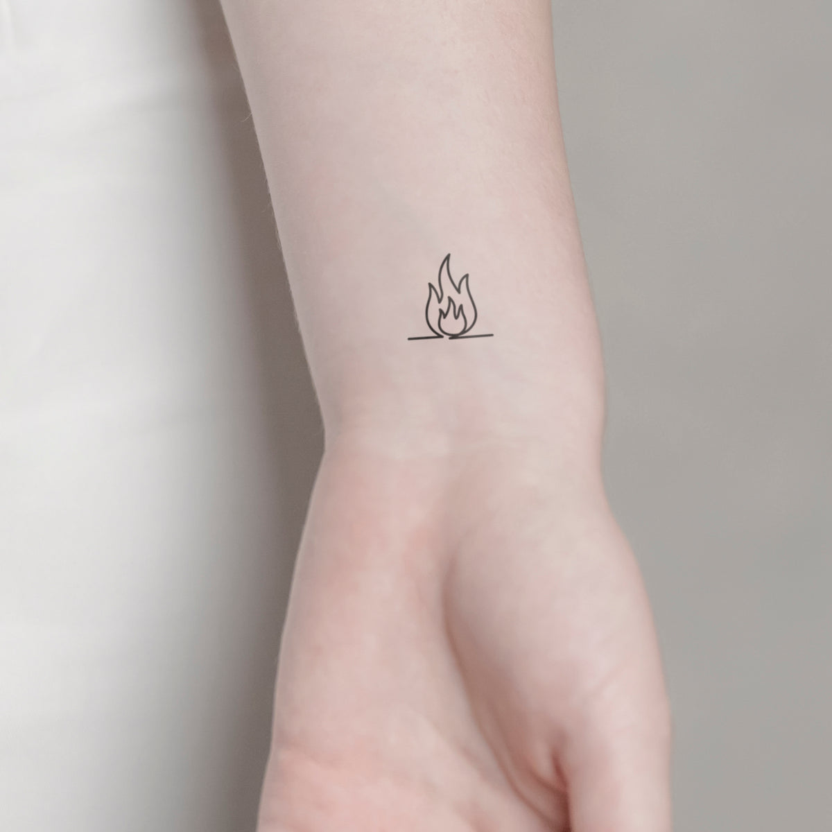 Grosse und kleine Flamme Tattoo von minink, der Marke für temporäre Tattoos.