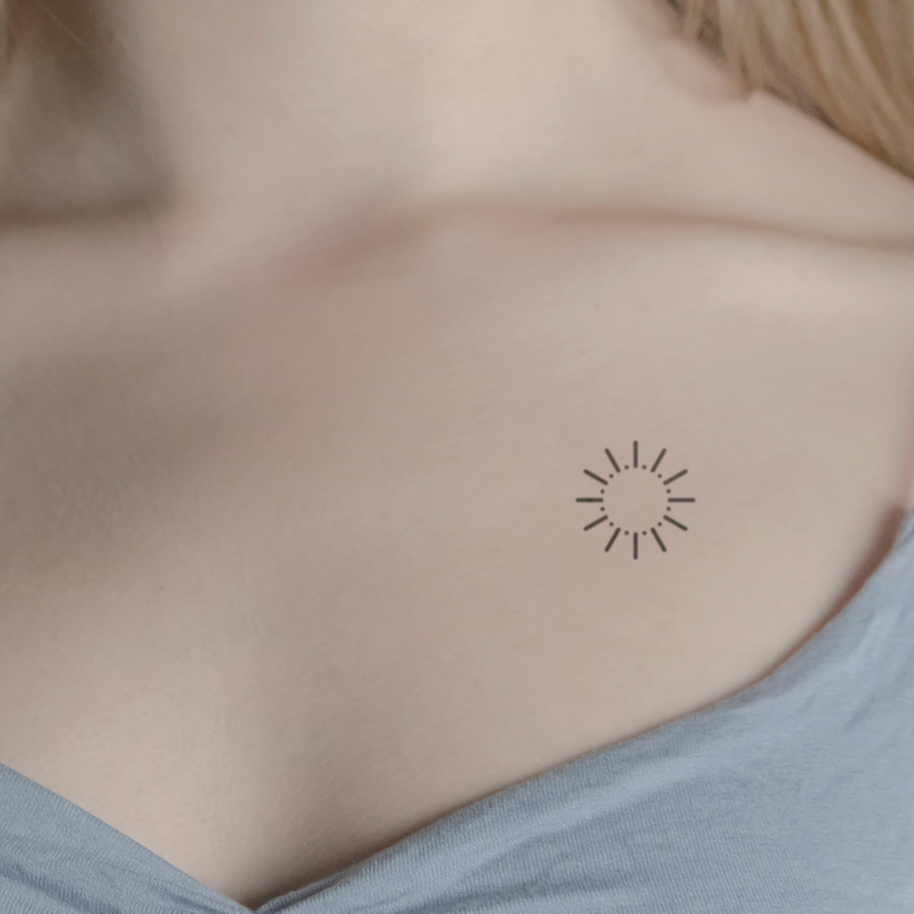 Sonne mit Punkten Tattoo von minink, der Marke für temporäre Tattoos.