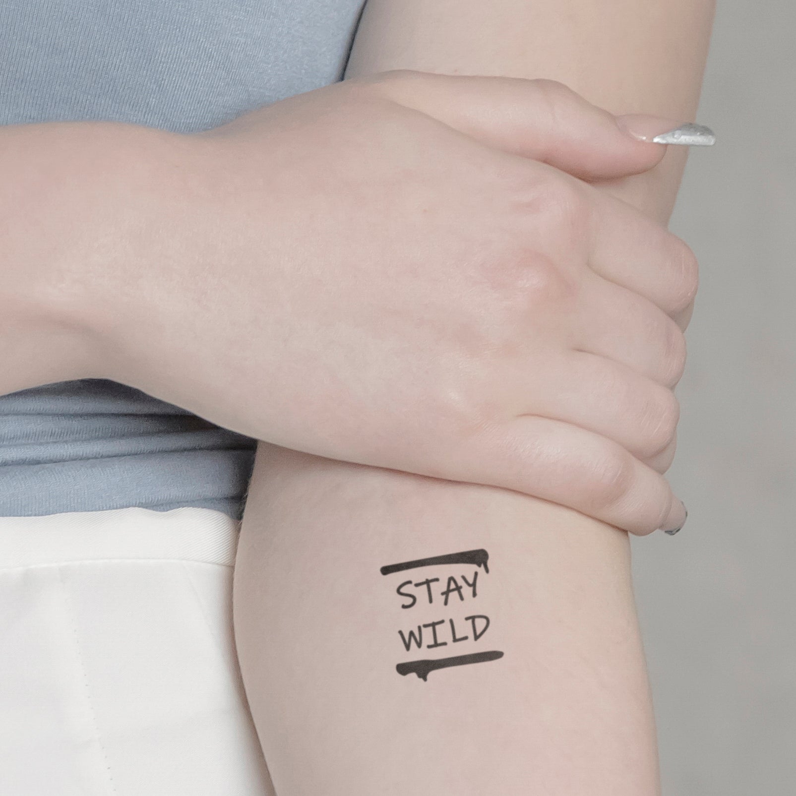 Schriftzug Tattoo STAY WILD von minink, der Marke für temporäre Tattoos.