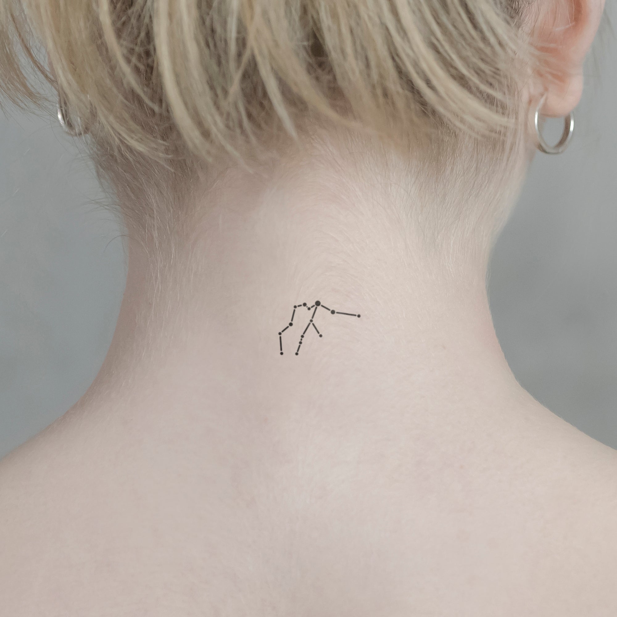 Sternenkonstellation Wassermann Tattoo von minink, der Marke für temporäre Tattoos.