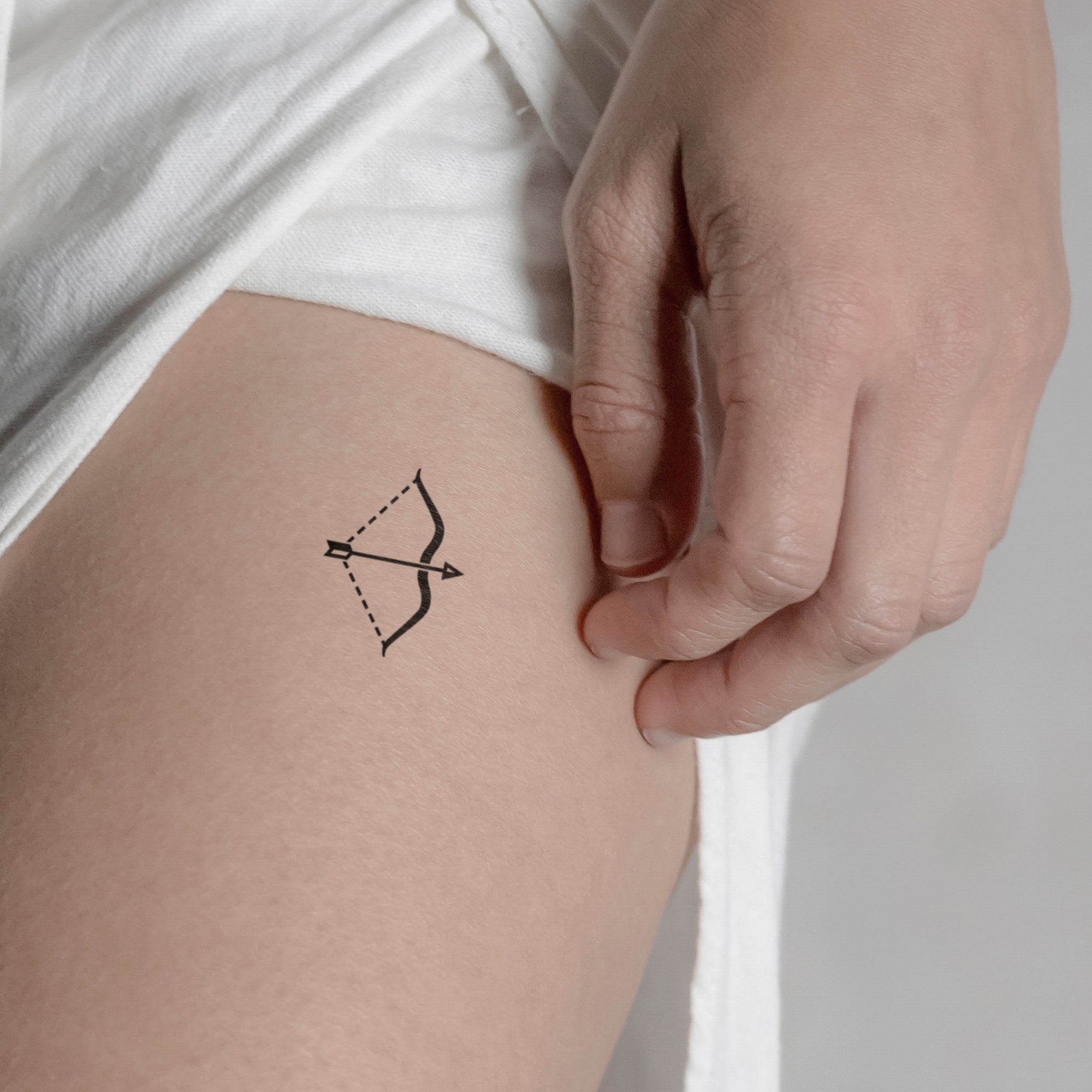 Pfeil und Bogen Tattoo von minink, der Marke für temporäre Tattoos.
