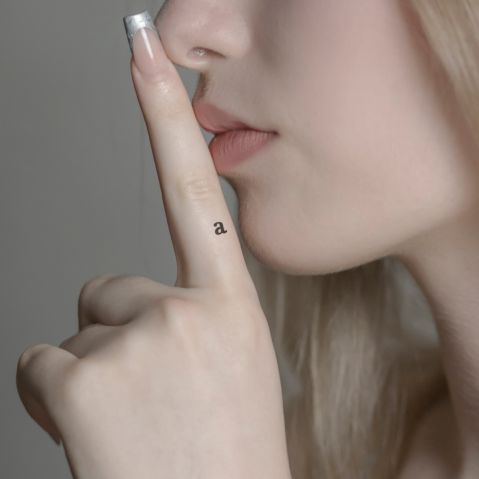 Schriftzug Tattoo Kleinbuchstabe: a von minink, der Marke für temporäre Tattoos.