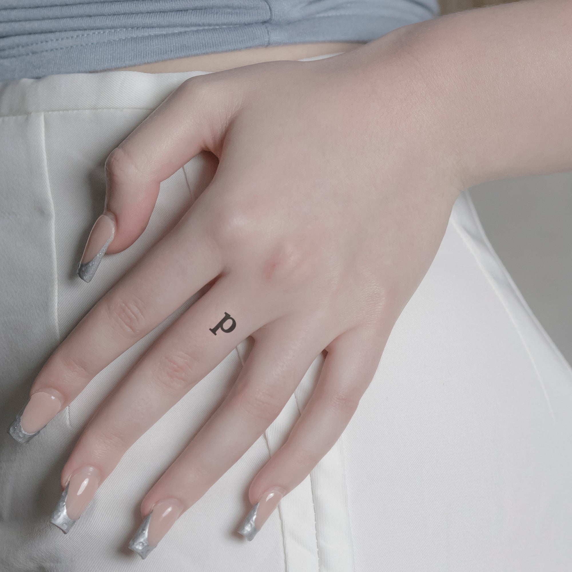 Schriftzug Tattoo Kleinbuchstabe: p von minink, der Marke für temporäre Tattoos.