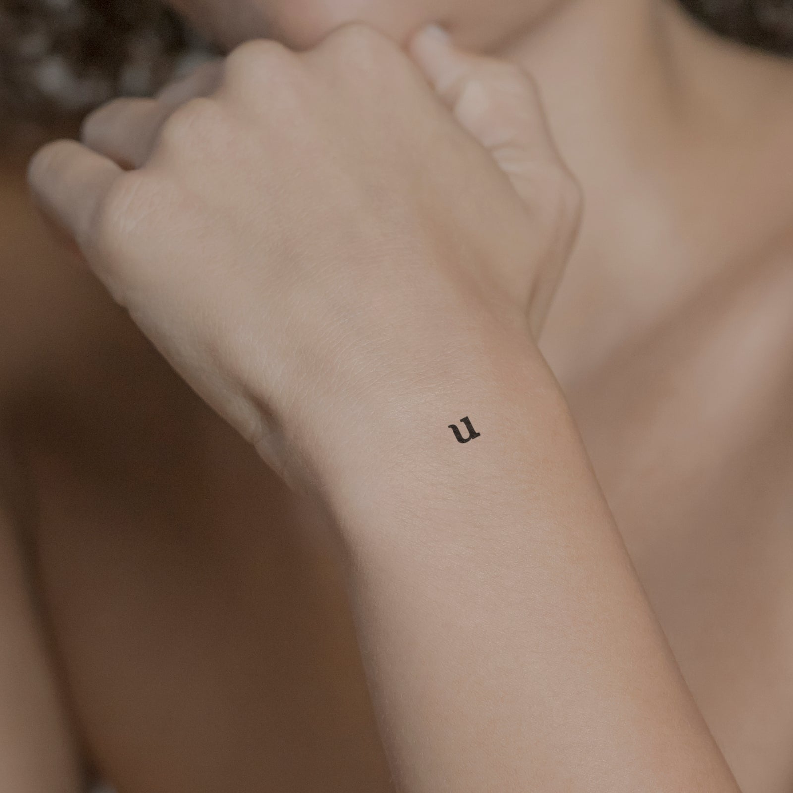J letter tattoo on the back of the right arm. J for J by J. | Tatuaje de j,  Tatuajes iniciales, Tatuajes en los dedos