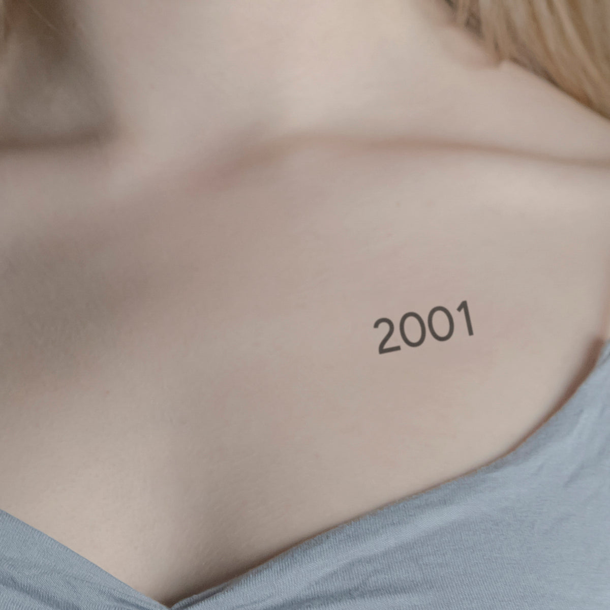 Zahlen Tattoo Geburtsjahr 2001 von minink, der Marke für temporäre Tattoos.