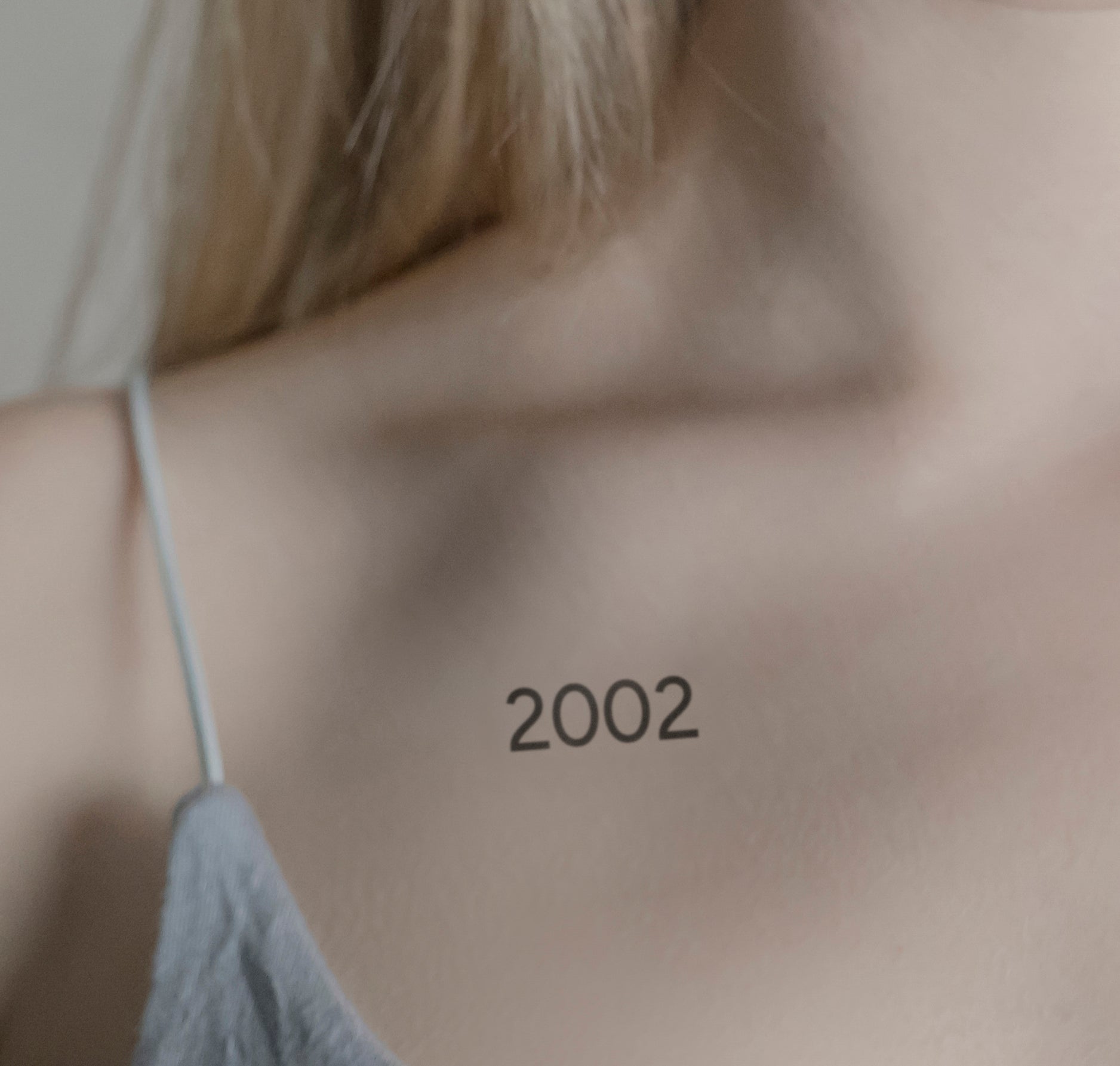 Zahlen Tattoo Geburtsjahr 2002 von minink, der Marke für temporäre Tattoos.