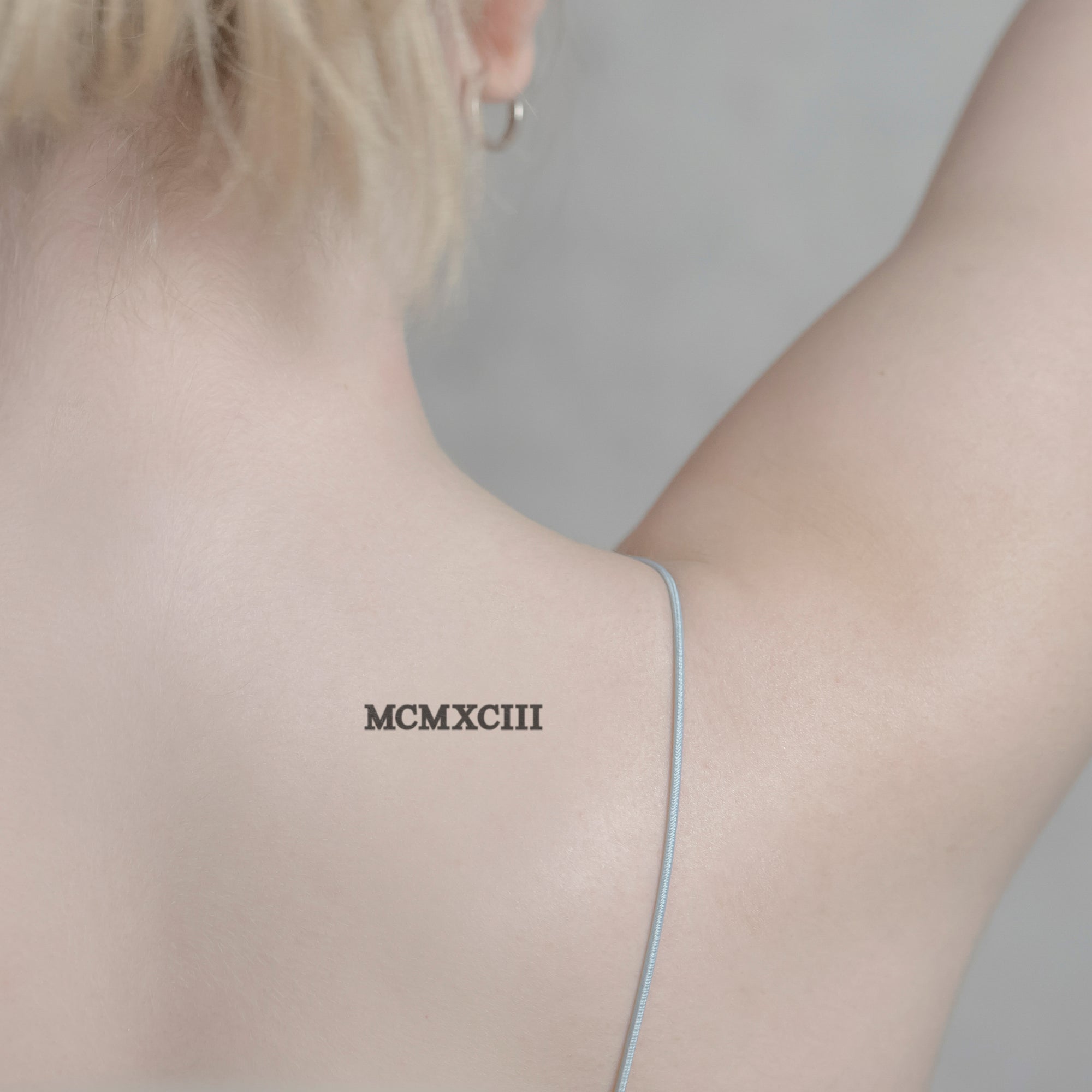 Zahlen Tattoo Römische Zahl MCMXCIII (1993) von minink, der Marke für temporäre Tattoos.