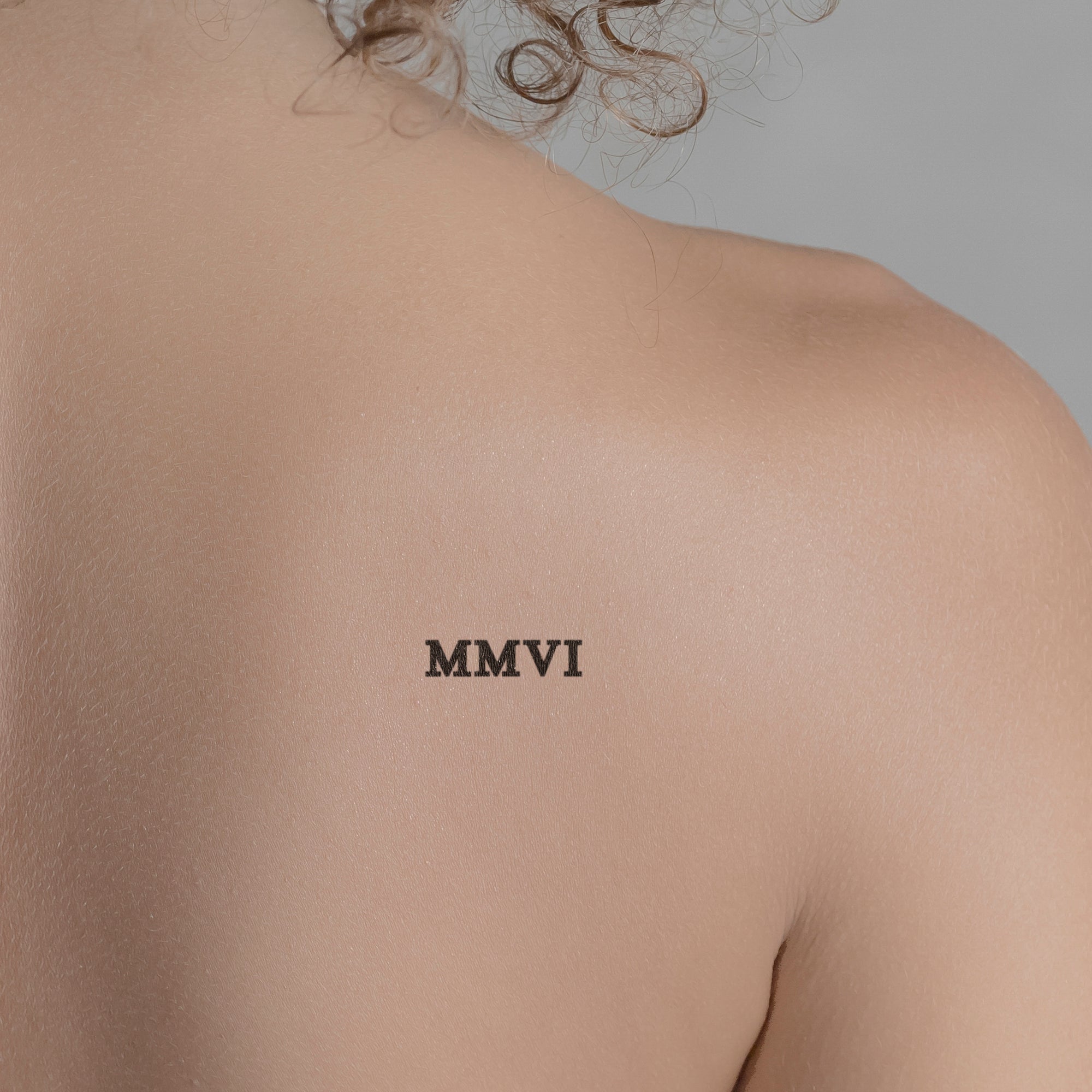 Zahlen Tattoo Römische Zahl MMVI (2006) von minink, der Marke für temporäre Tattoos.