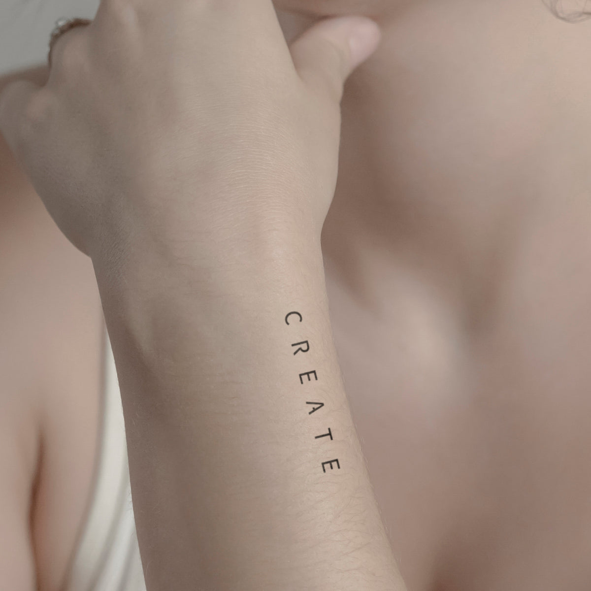 Schriftzug Tattoo CREATE von minink, der Marke für temporäre Tattoos.