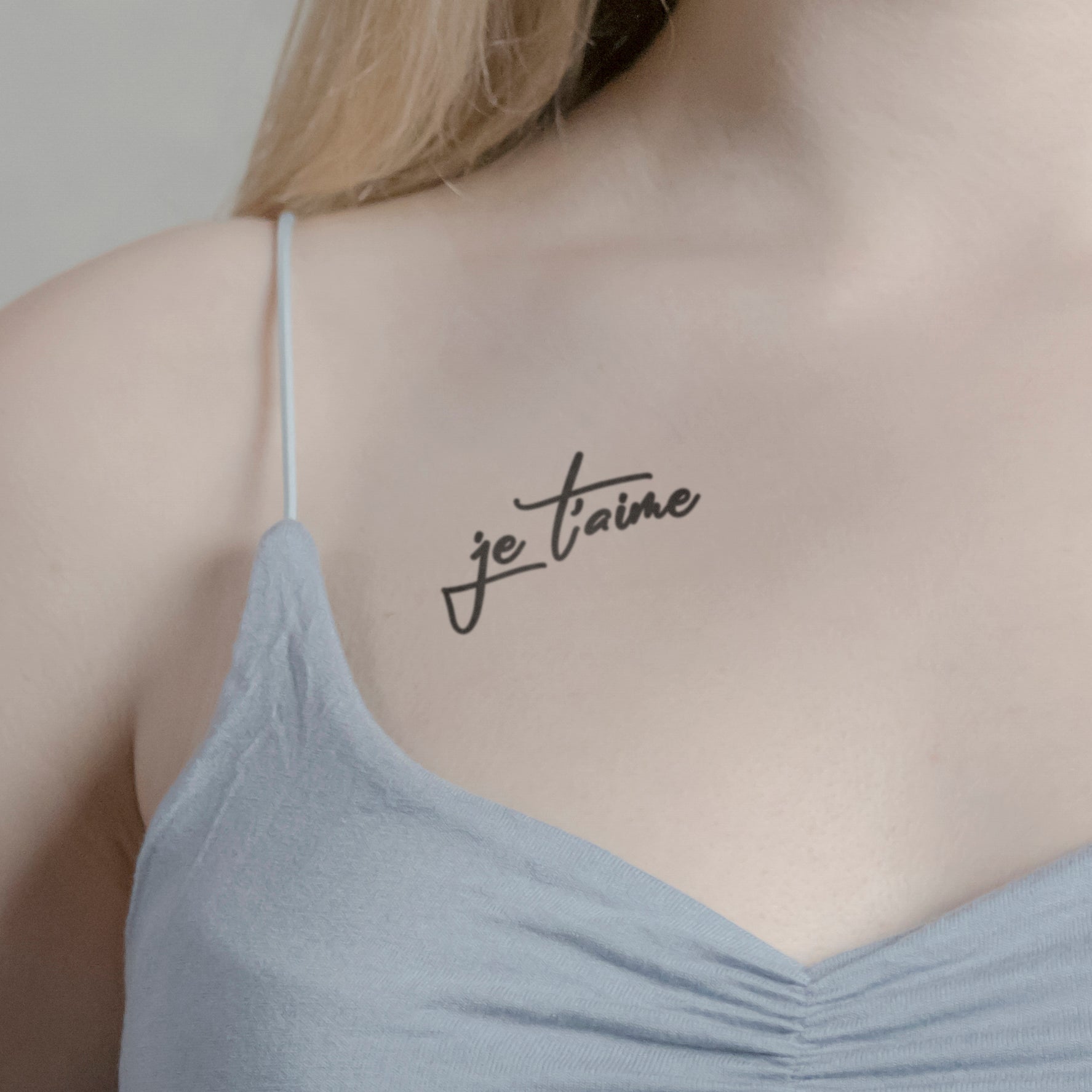 Schriftzug Tattoo je t'aime von minink, der Marke für temporäre Tattoos.