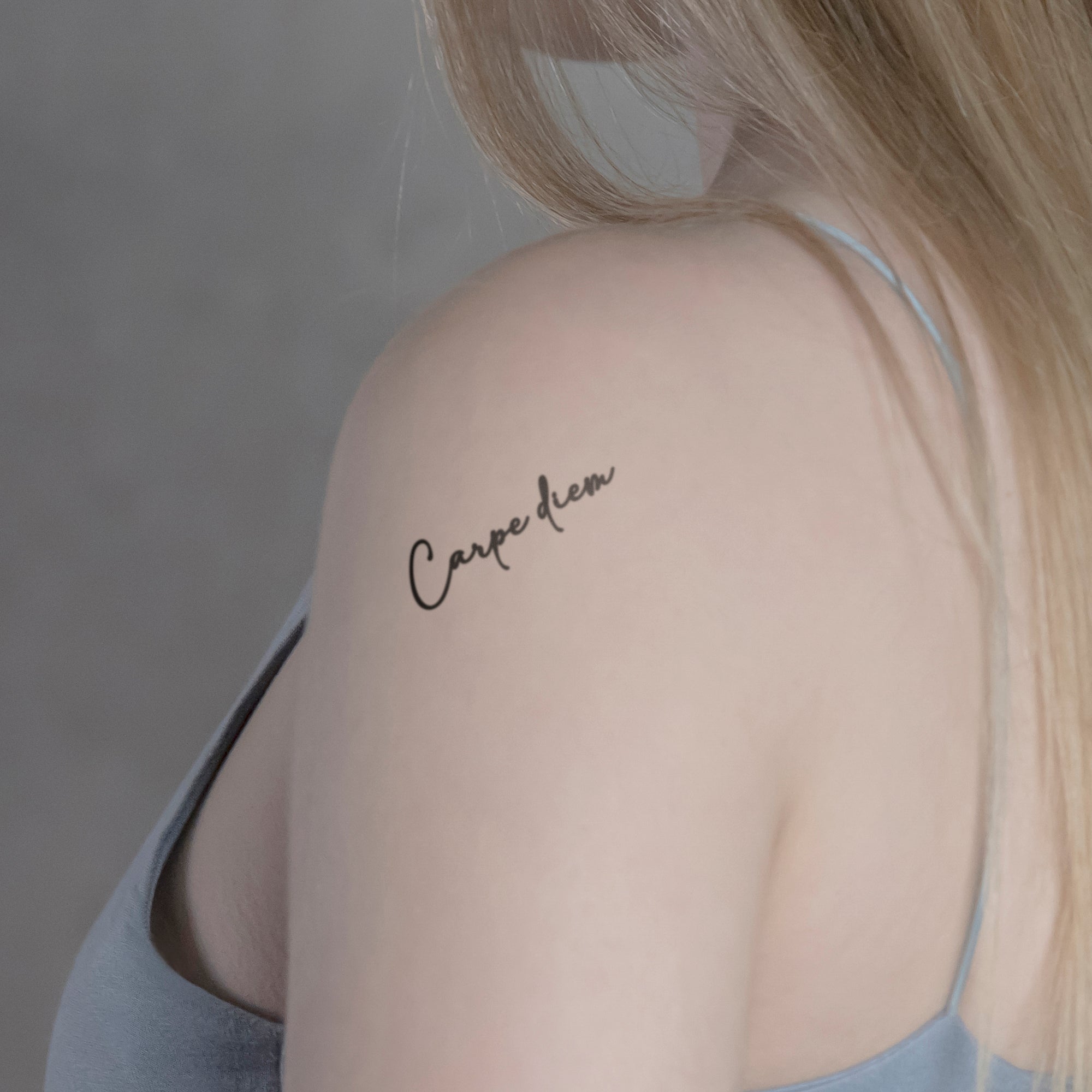 Carpe diem Tattoo von minink, der Marke für temporäre Tattoos.